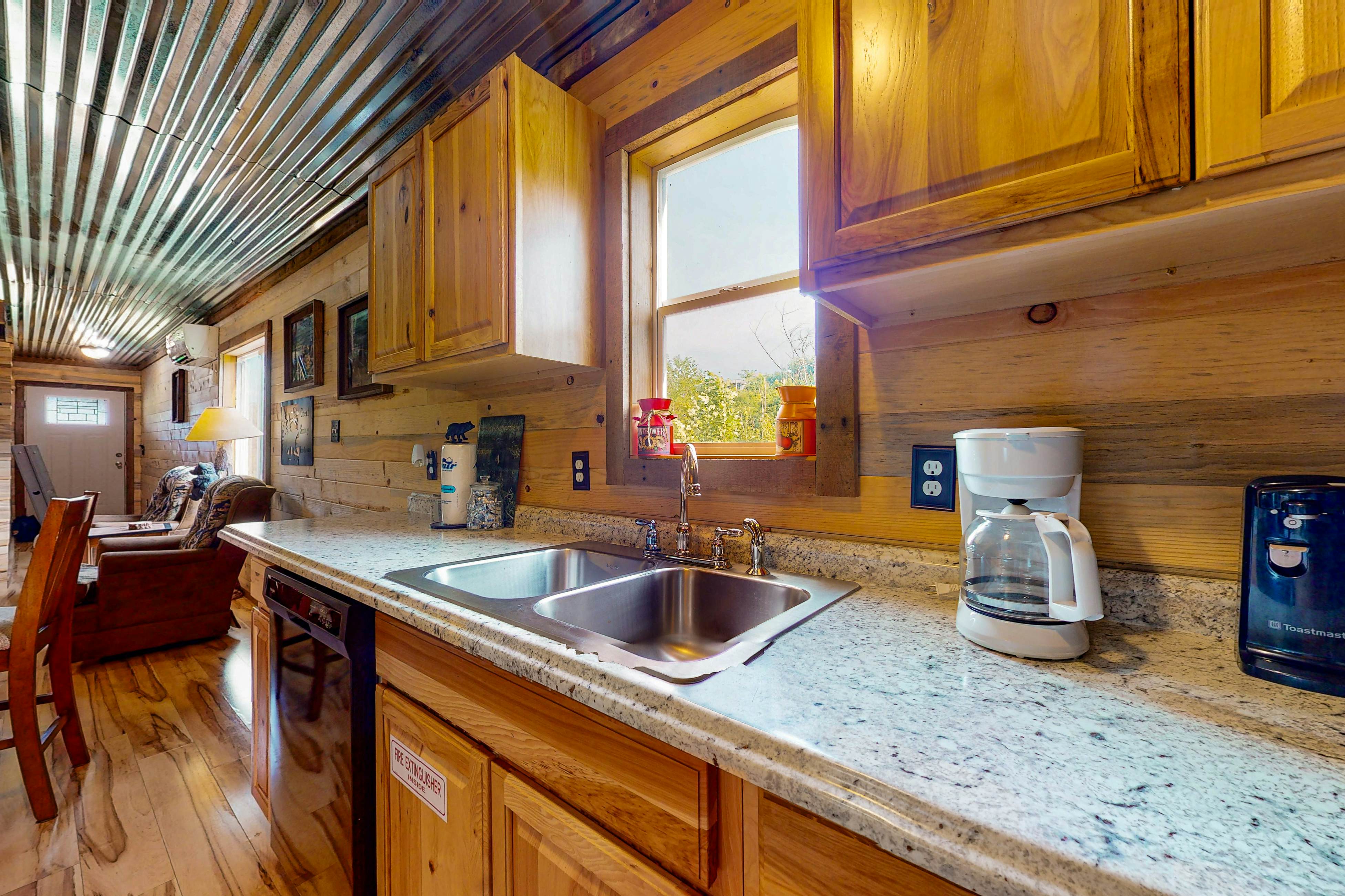 Modern cabin with pools, private hot tub, pool table, & free attraction tickets