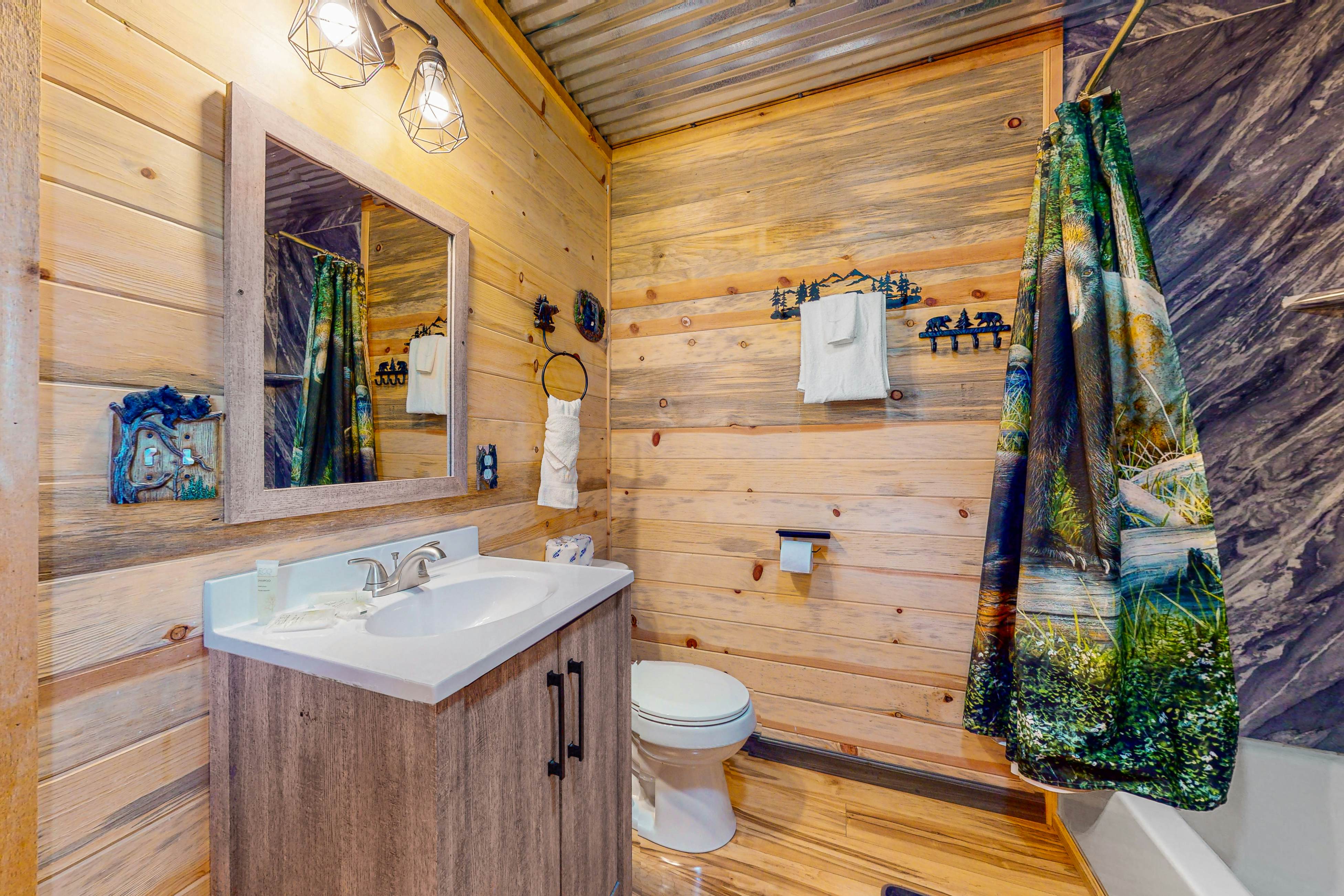 Modern cabin with pools, private hot tub, pool table, & free attraction tickets