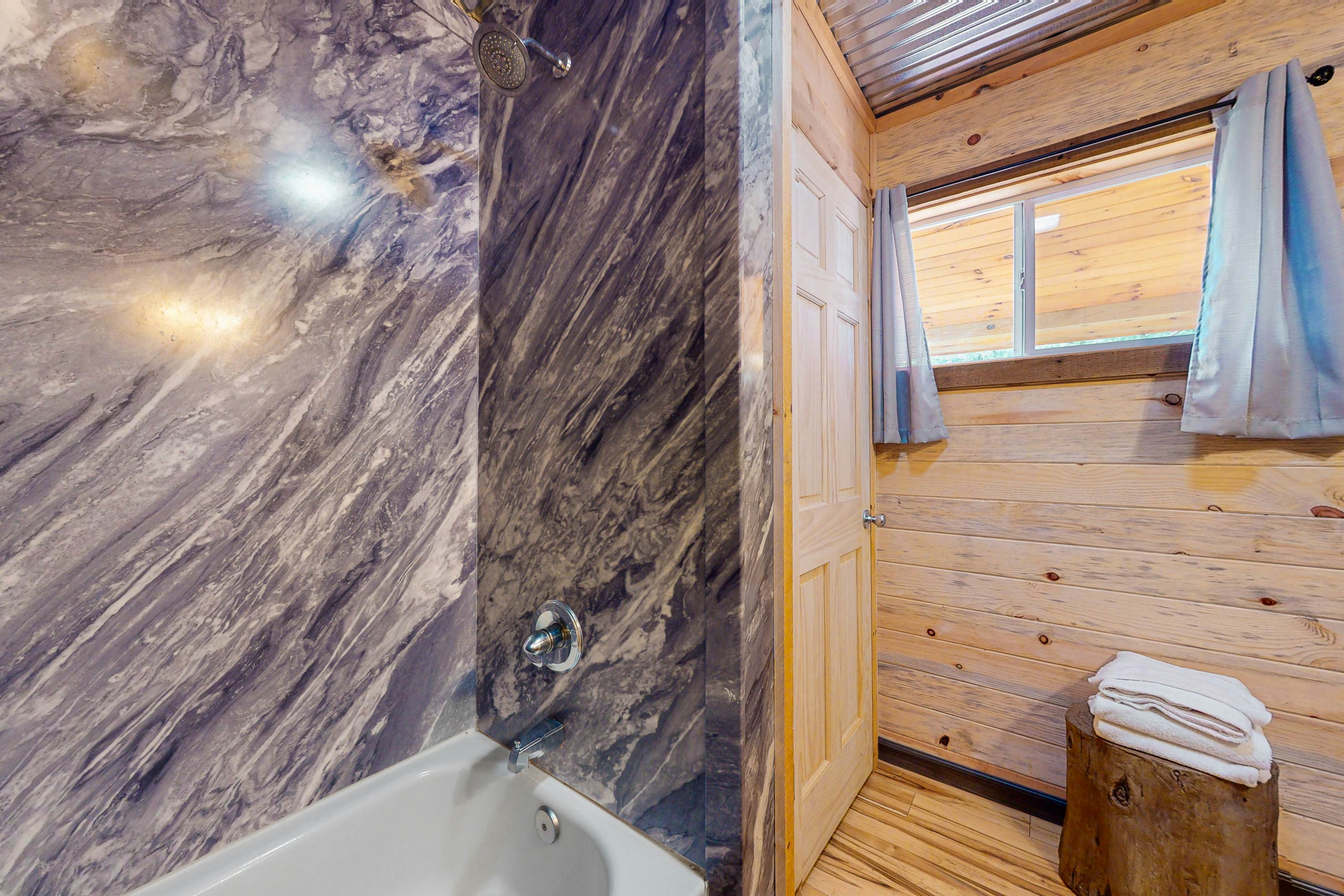 Modern cabin with pools, private hot tub, pool table, & free attraction tickets