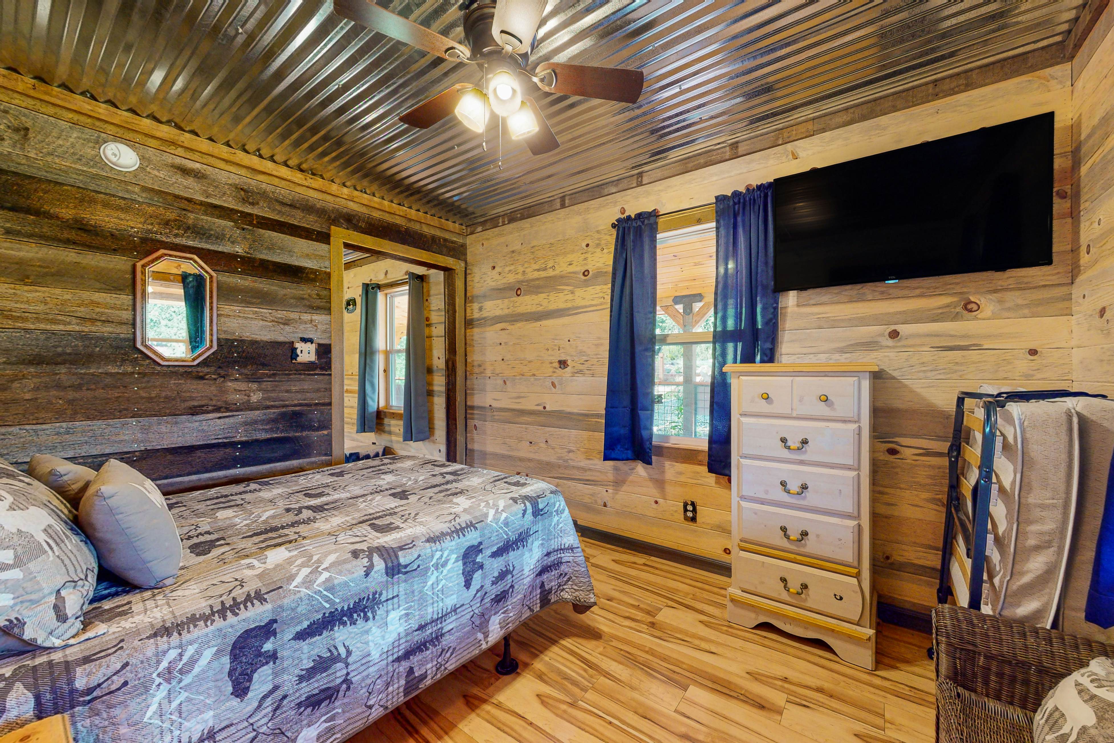 Modern cabin with pools, private hot tub, pool table, & free attraction tickets