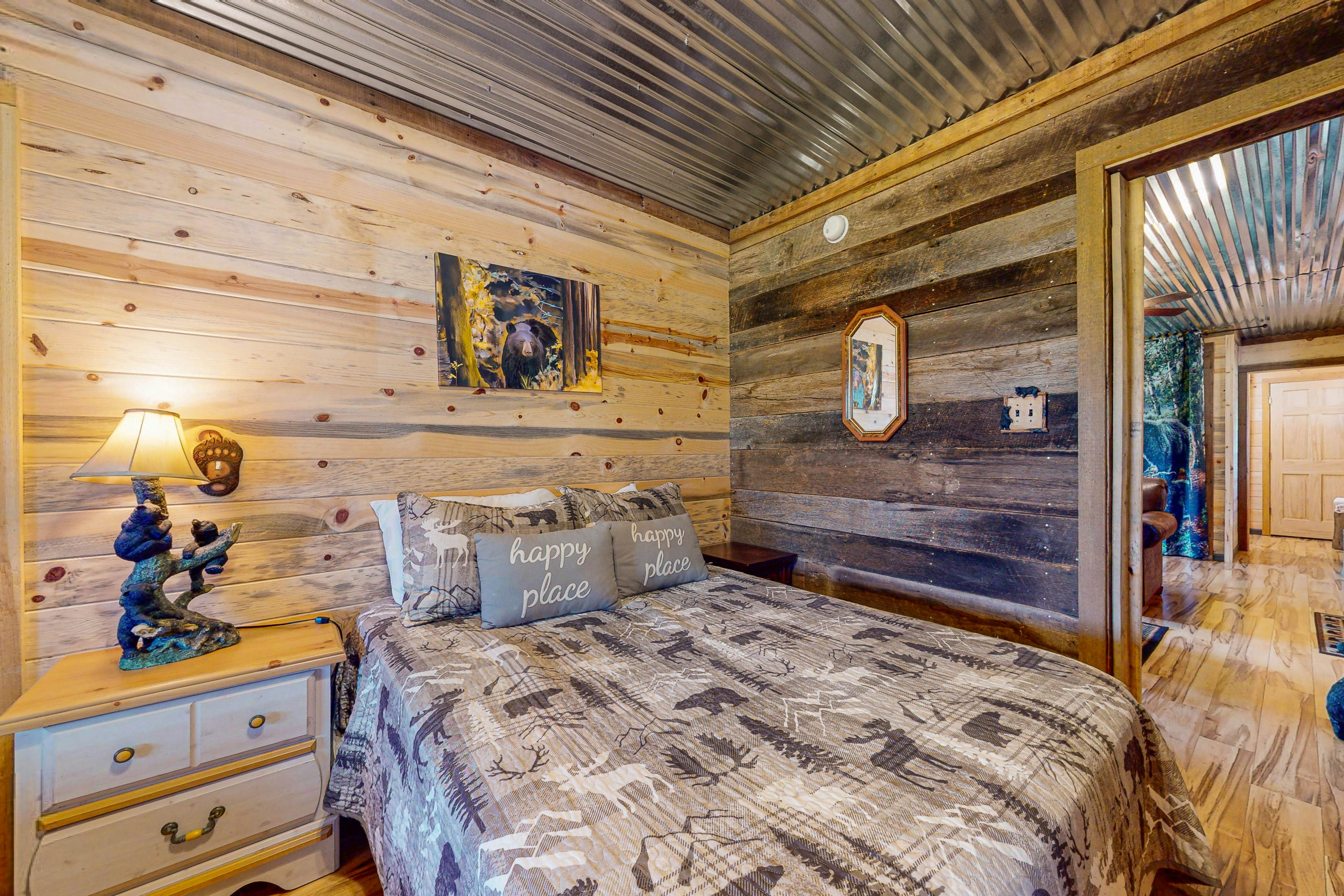 Modern cabin with pools, private hot tub, pool table, & free attraction tickets