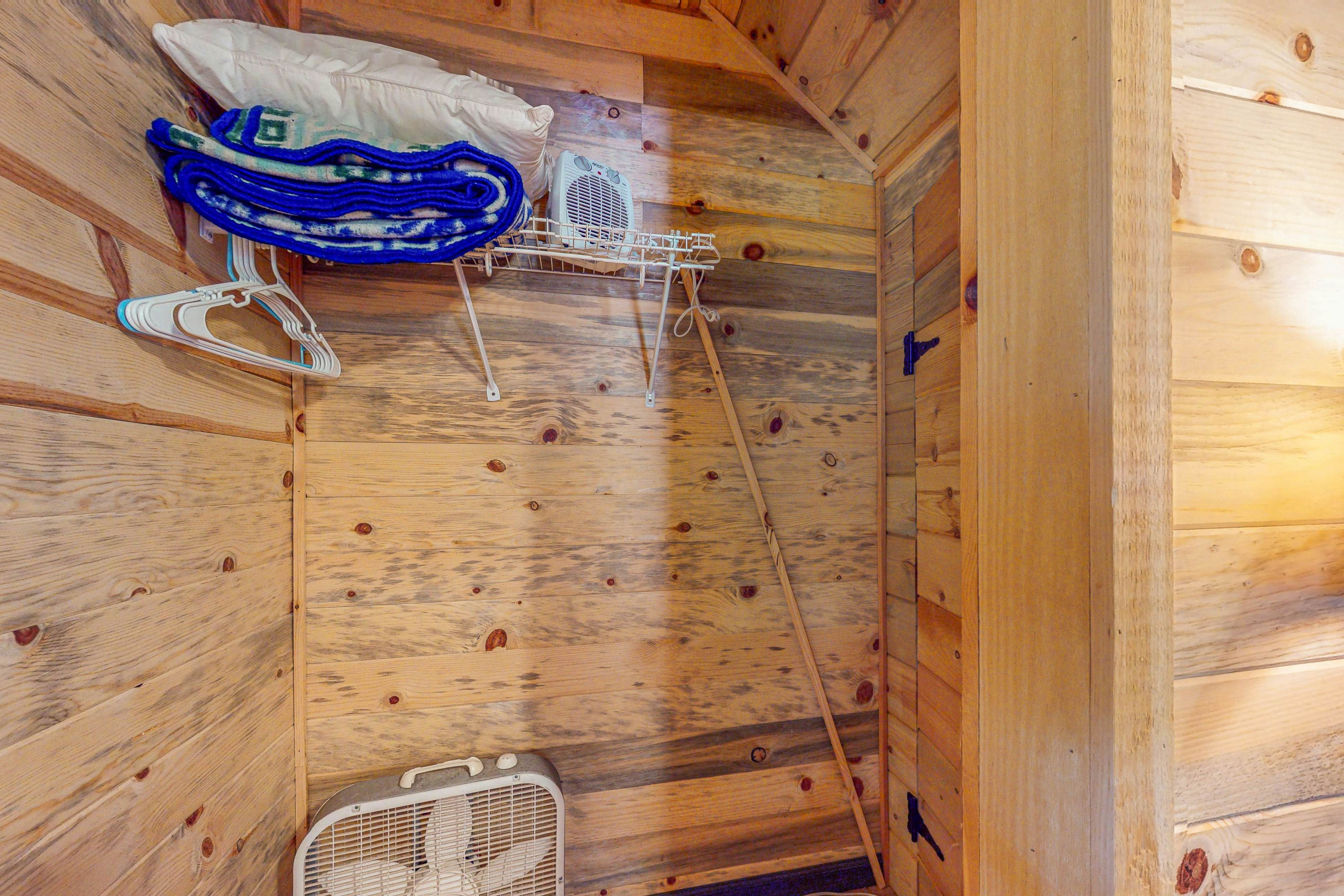 Modern cabin with pools, private hot tub, pool table, & free attraction tickets