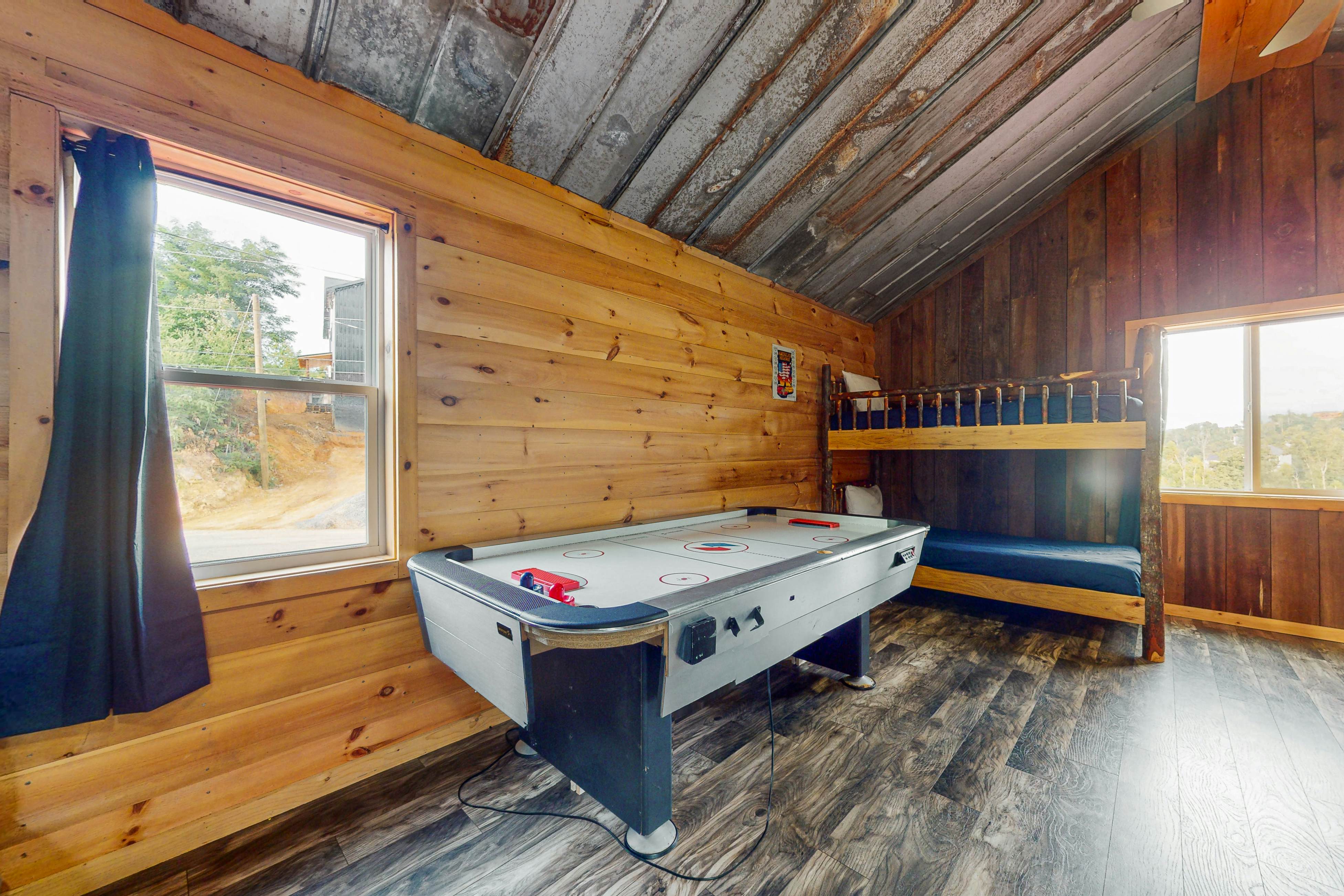 Modern cabin with pools, private hot tub, pool table, & free attraction tickets