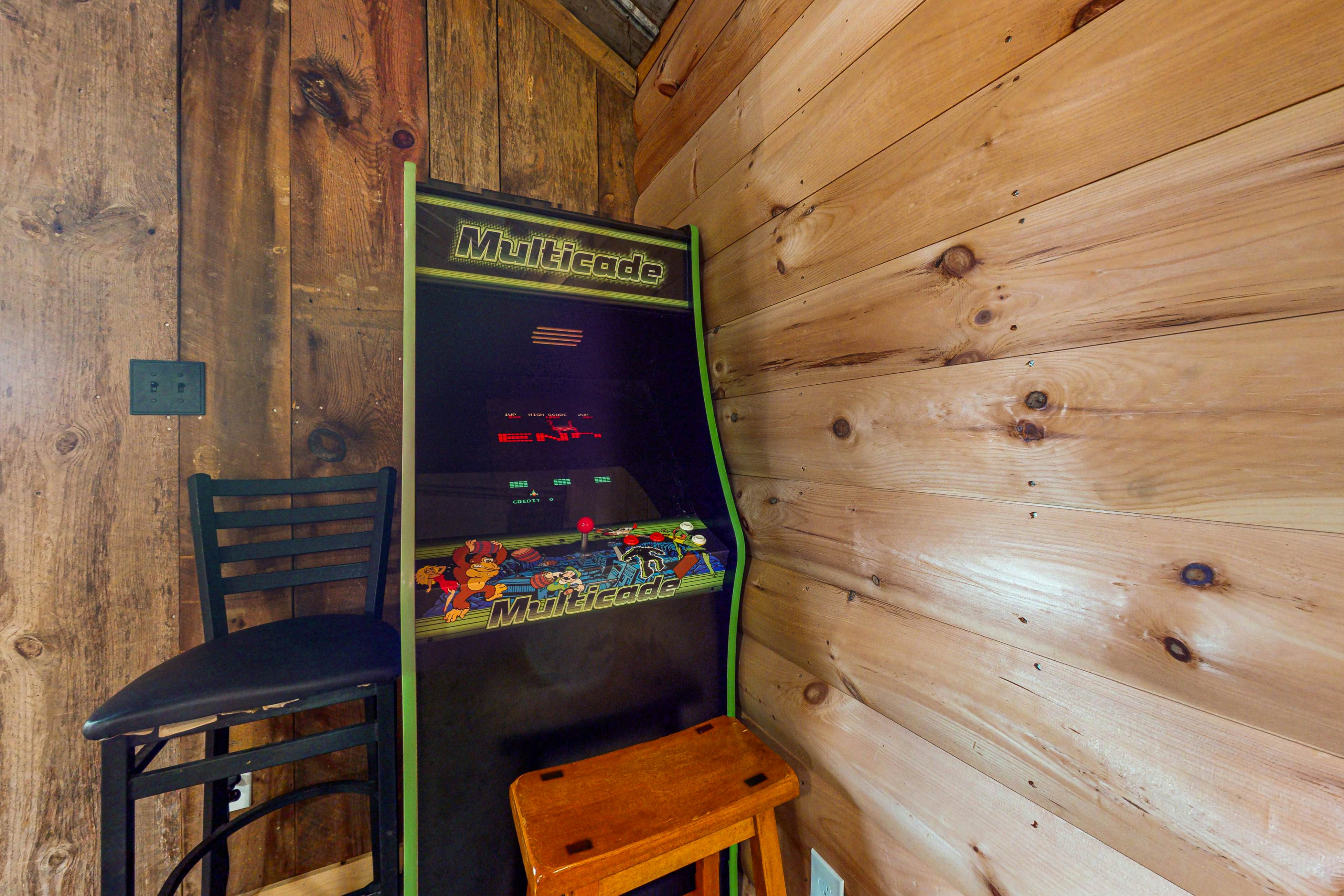 Modern cabin with pools, private hot tub, pool table, & free attraction tickets