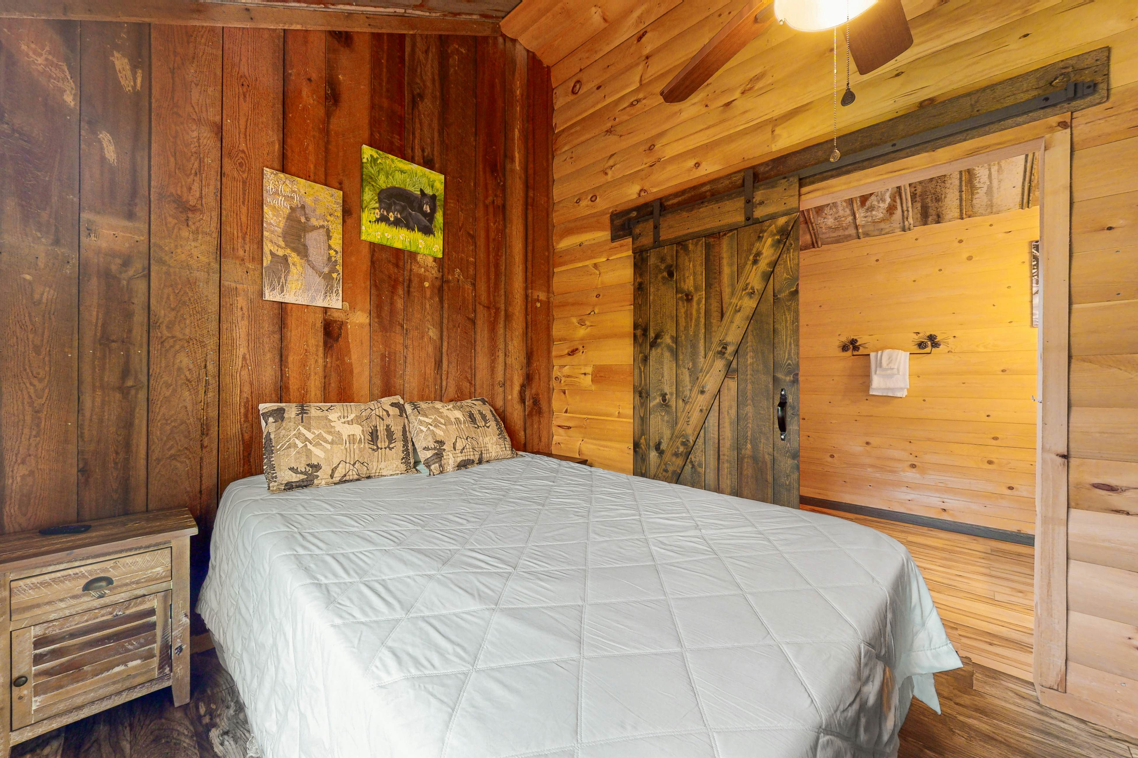Modern cabin with pools, private hot tub, pool table, & free attraction tickets