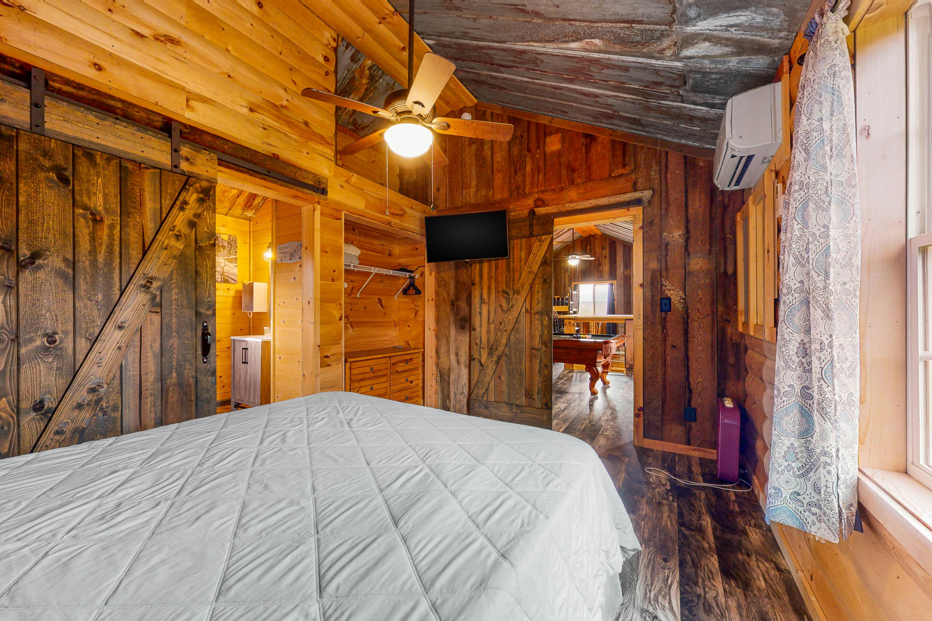 Modern cabin with pools, private hot tub, pool table, & free attraction tickets