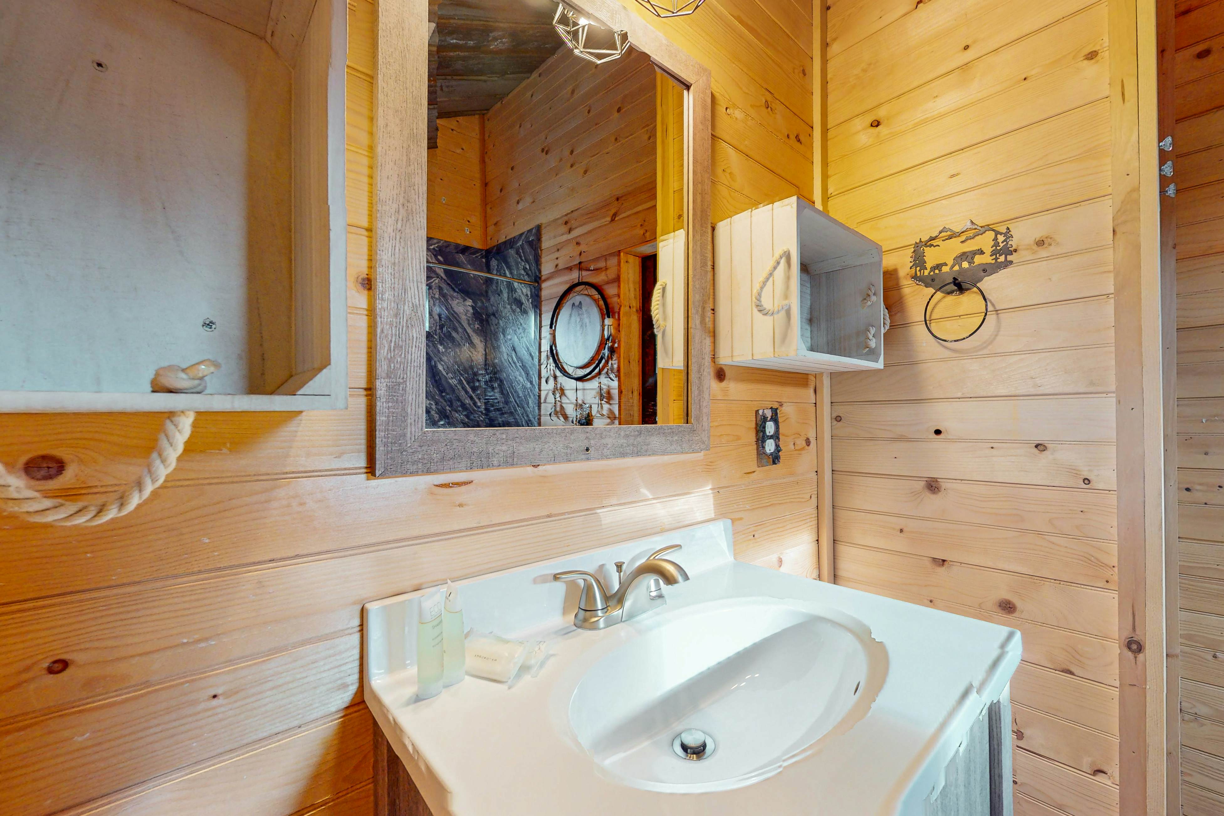 Modern cabin with pools, private hot tub, pool table, & free attraction tickets