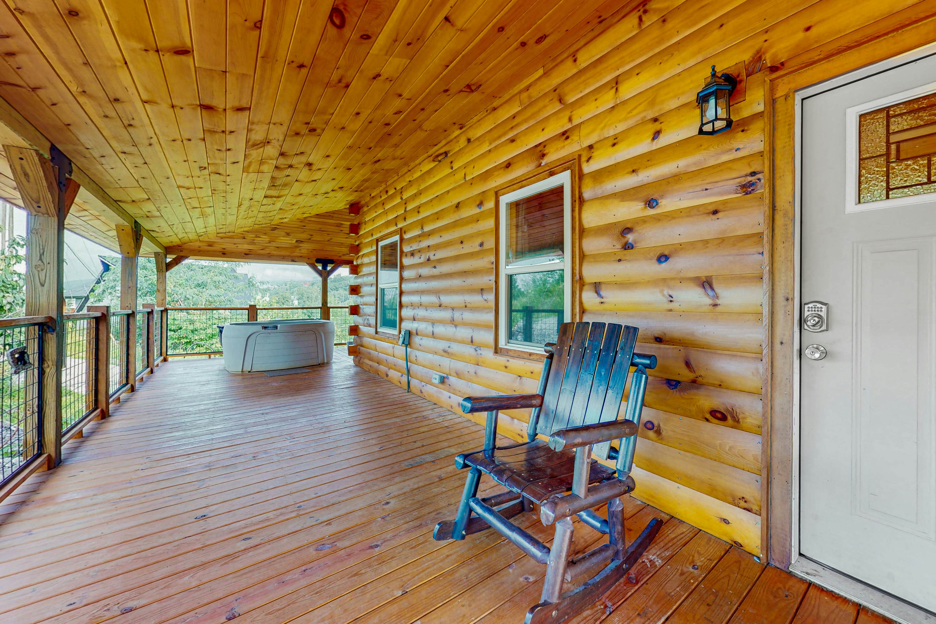 Modern cabin with pools, private hot tub, pool table, & free attraction tickets
