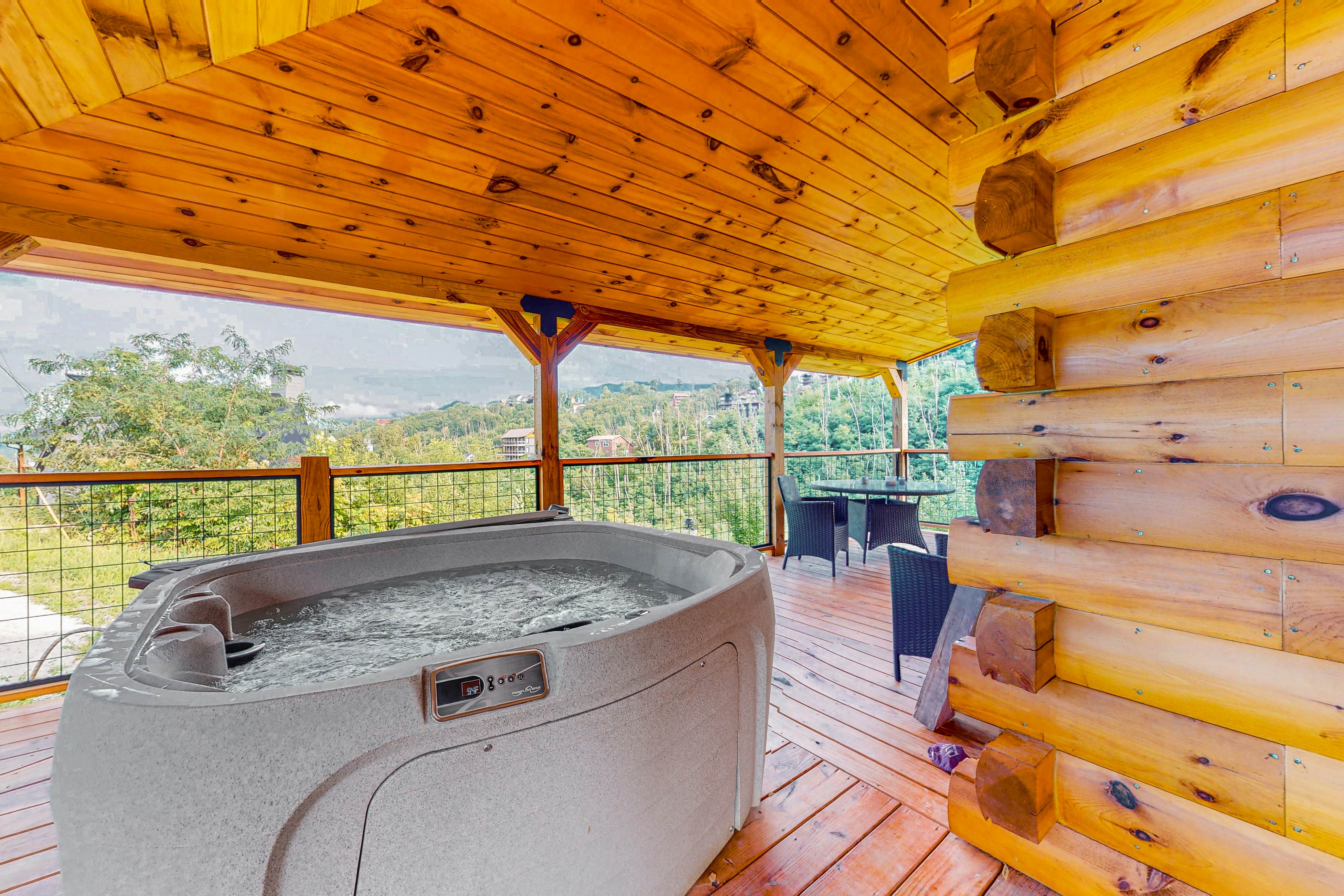 Modern cabin with pools, private hot tub, pool table, & free attraction tickets