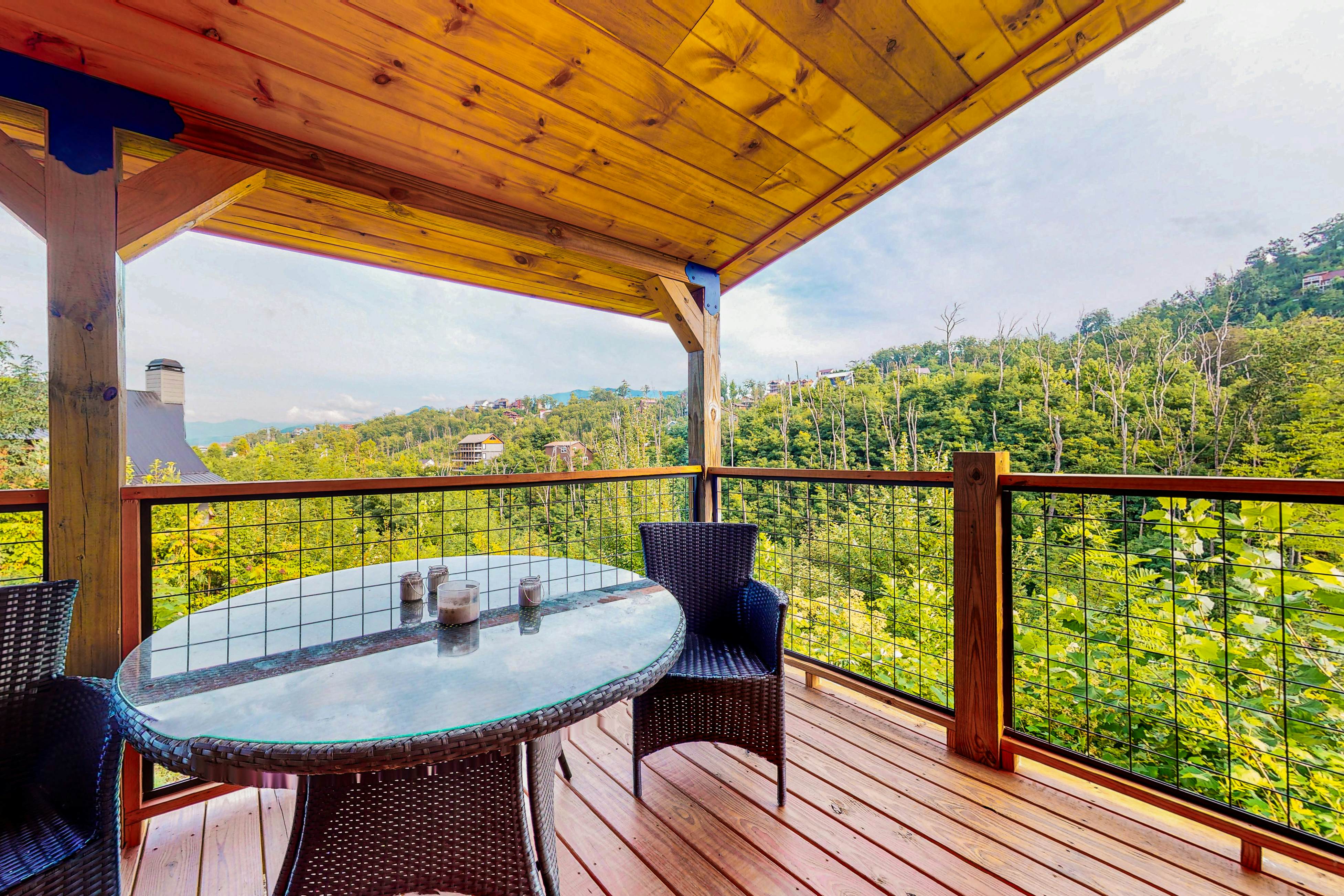 Modern cabin with pools, private hot tub, pool table, & free attraction tickets