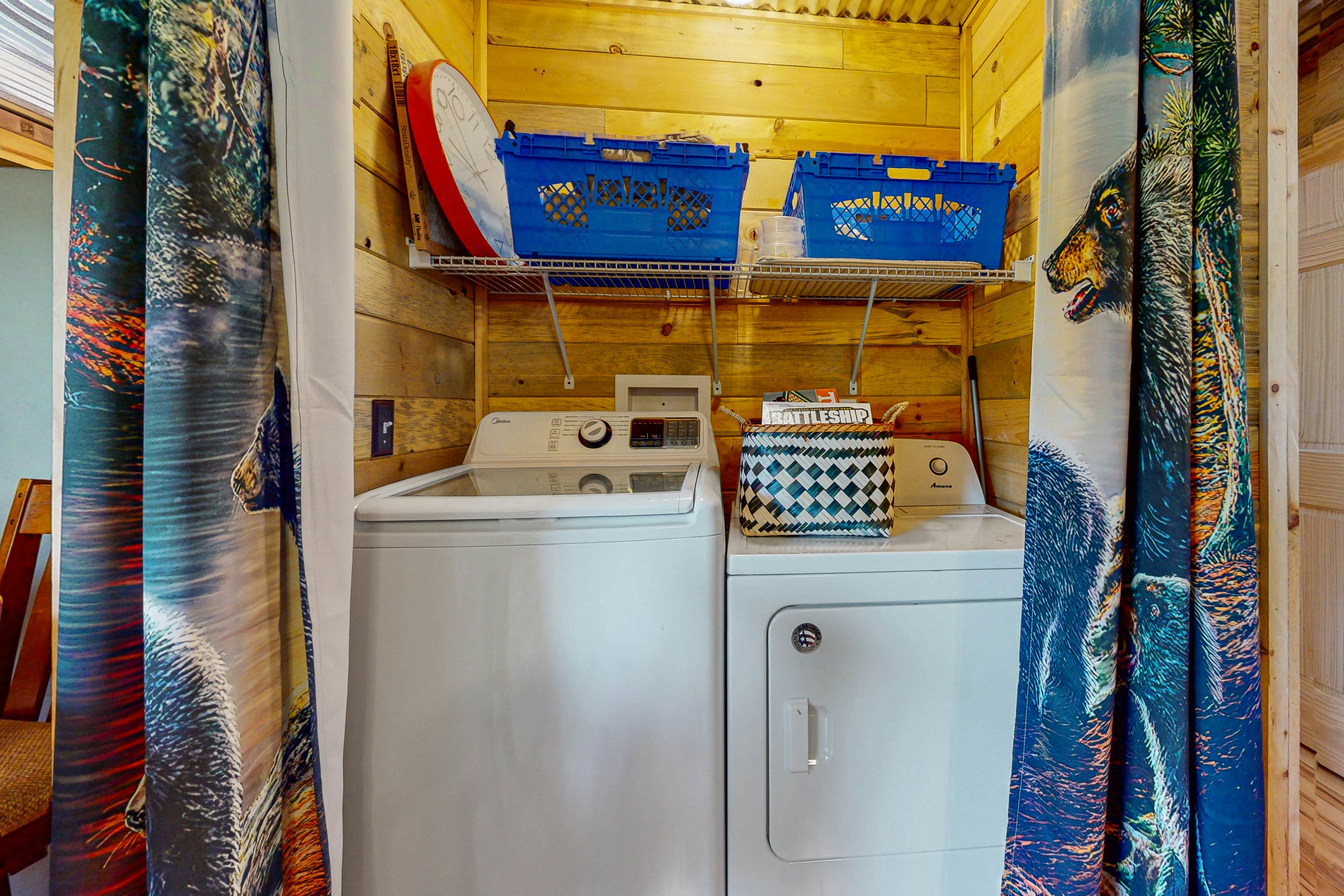 Modern cabin with pools, private hot tub, pool table, & free attraction tickets