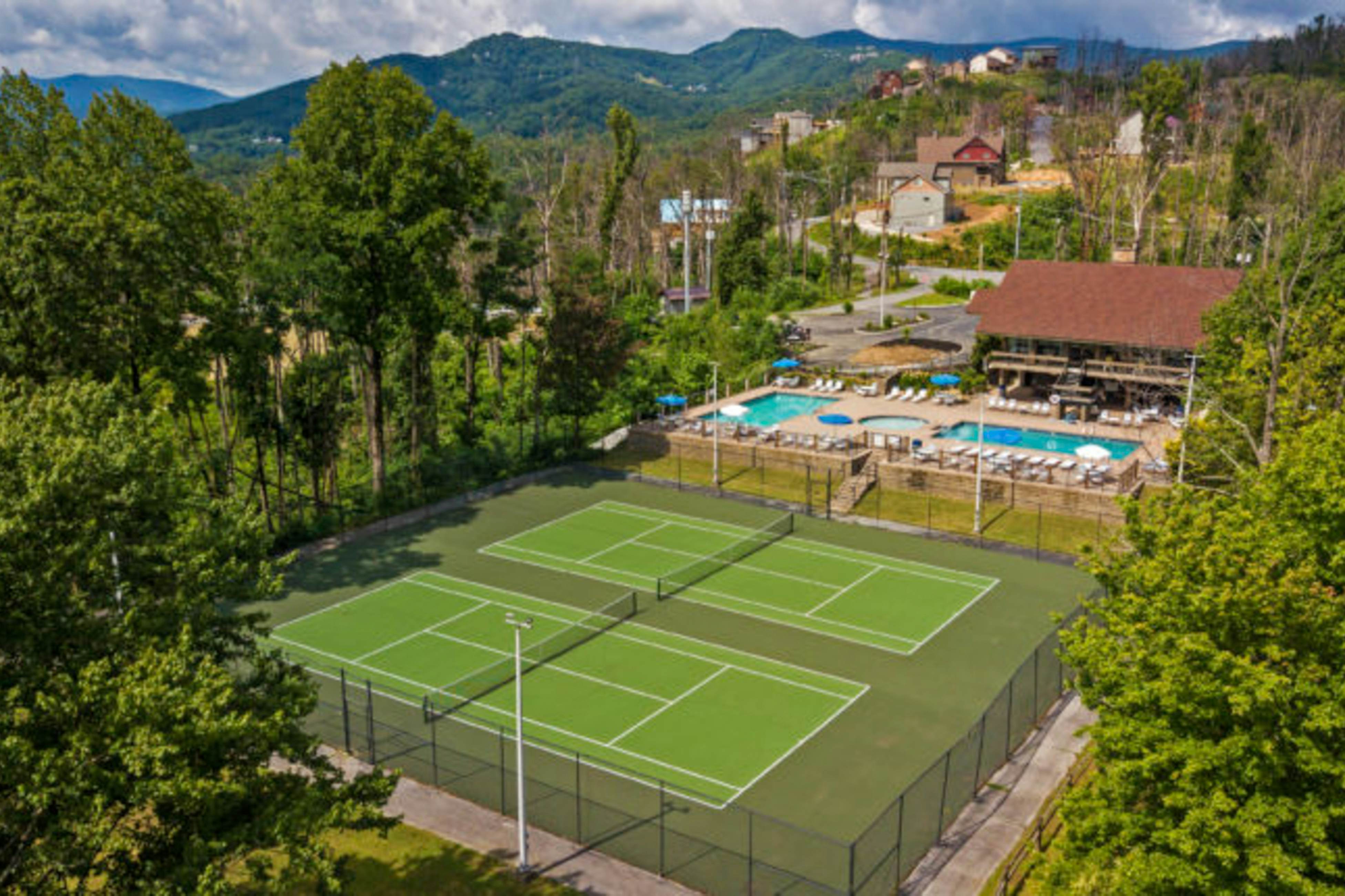 Modern cabin with pools, private hot tub, pool table, & free attraction tickets