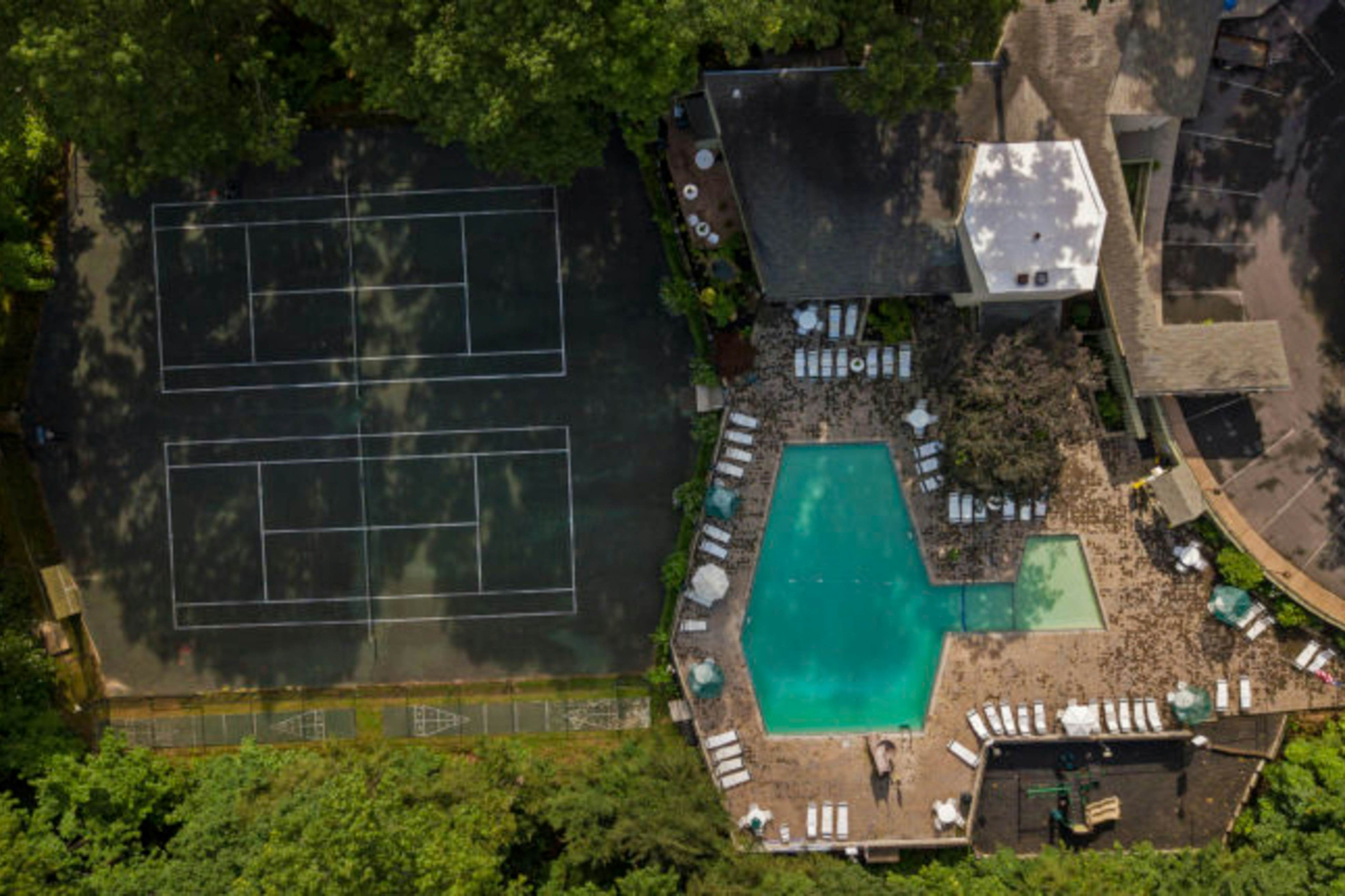 Modern cabin with pools, private hot tub, pool table, & free attraction tickets