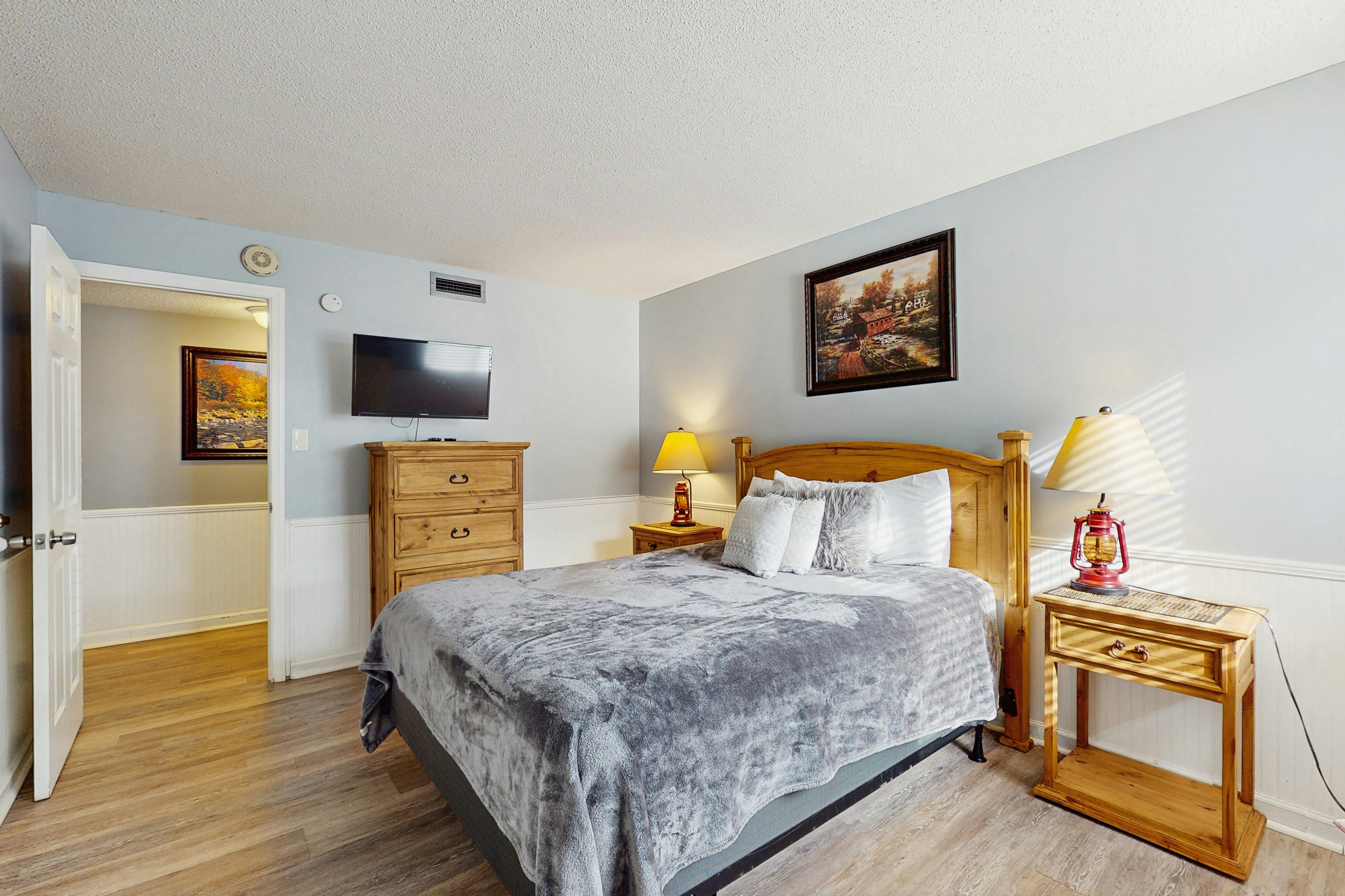 Cozy 1st Floor Condo, Sleeps 6, Shared Pools, Views