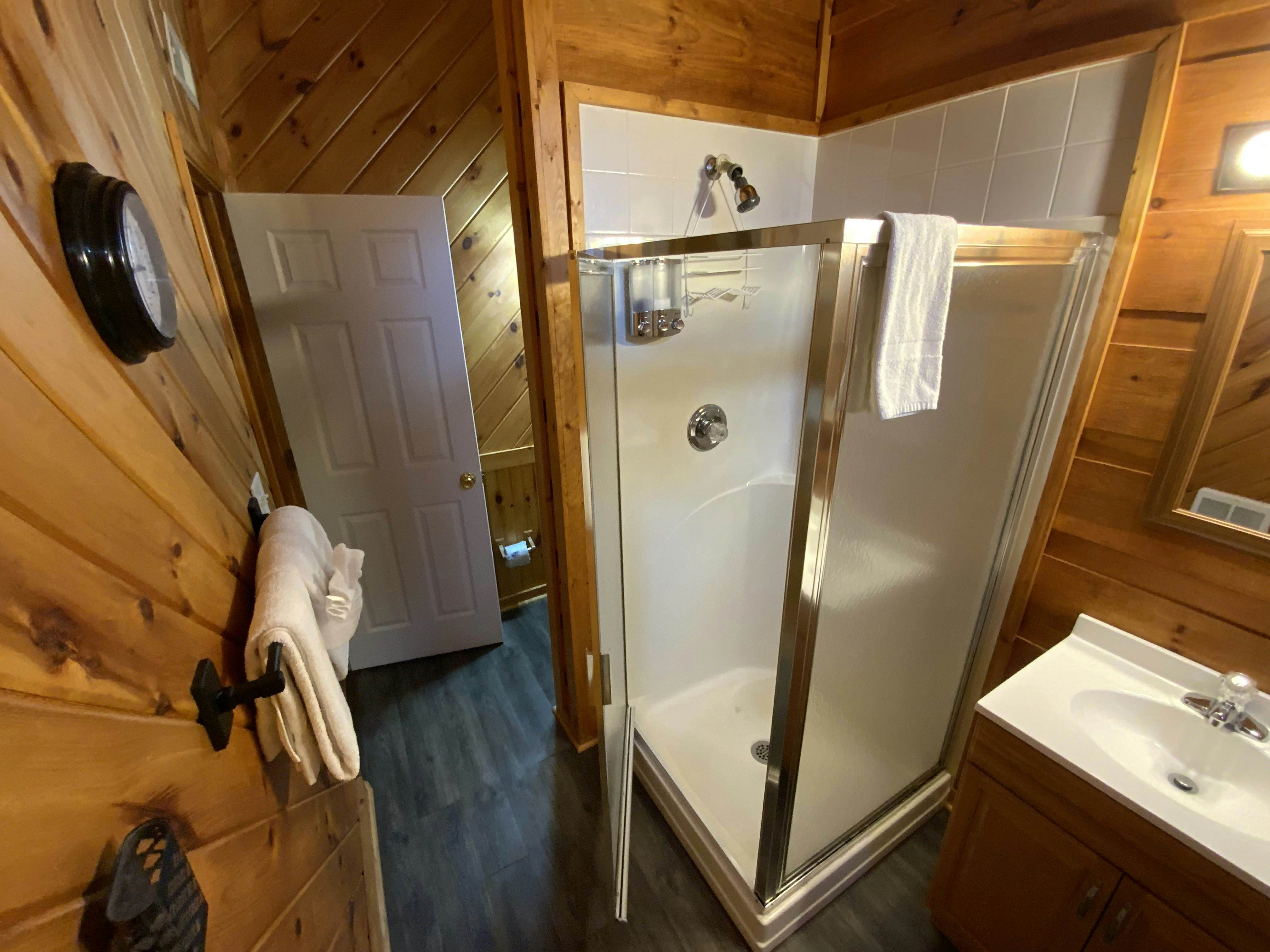 Smokies Cabin, Sleeps 6・Hot Tub・Fireplace・Deck