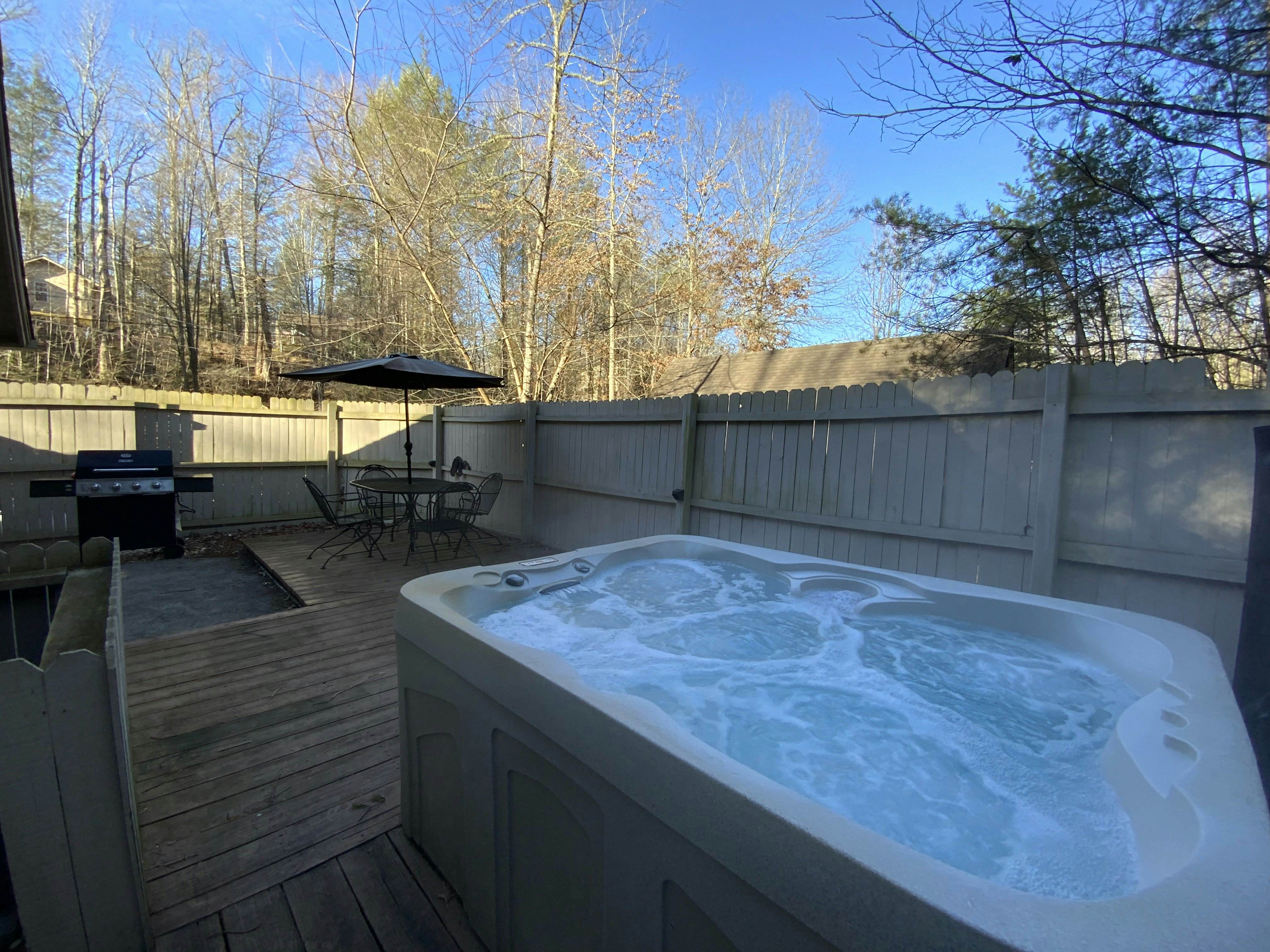 Smokies Cabin, Sleeps 6・Hot Tub・Fireplace・Deck