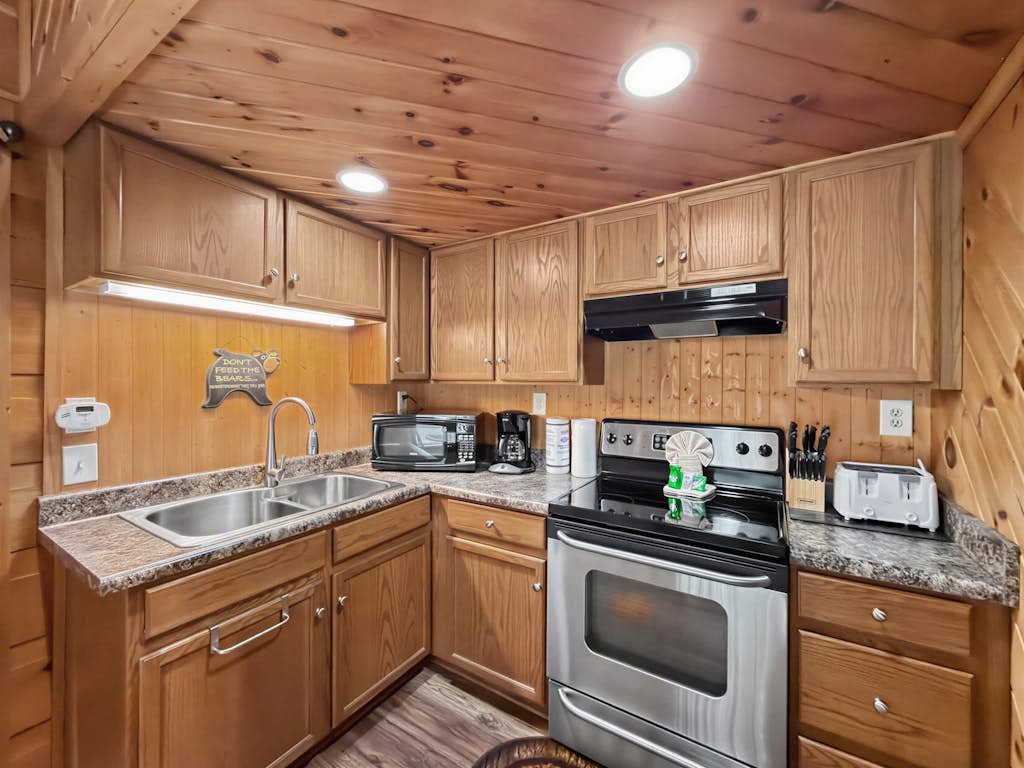 Welcome to our 2 bedroom, 1 bathroom cabin in the Smoky Mountains, with a private deck and a cozy wood-lined feel.

・Private hot tub and outdoor dining/grill setup
・Wood-burning fireplace, smart TV, and board games
・Full kitchen plus in-building washer and dryer
・4.6 miles to Downtown Gatlinburg
・5.7 miles to Great Smoky Mountains National Park

Settle in, soak, and enjoy an easy mountain escape that fits couples, families, or small groups.