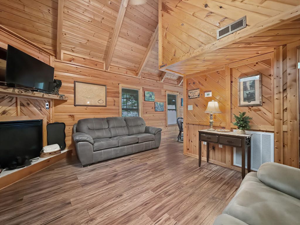 Welcome to our 2 bedroom, 1 bathroom cabin in the Smoky Mountains, with a private deck and a cozy wood-lined feel.

・Private hot tub and outdoor dining/grill setup
・Wood-burning fireplace, smart TV, and board games
・Full kitchen plus in-building washer and dryer
・4.6 miles to Downtown Gatlinburg
・5.7 miles to Great Smoky Mountains National Park

Settle in, soak, and enjoy an easy mountain escape that fits couples, families, or small groups.