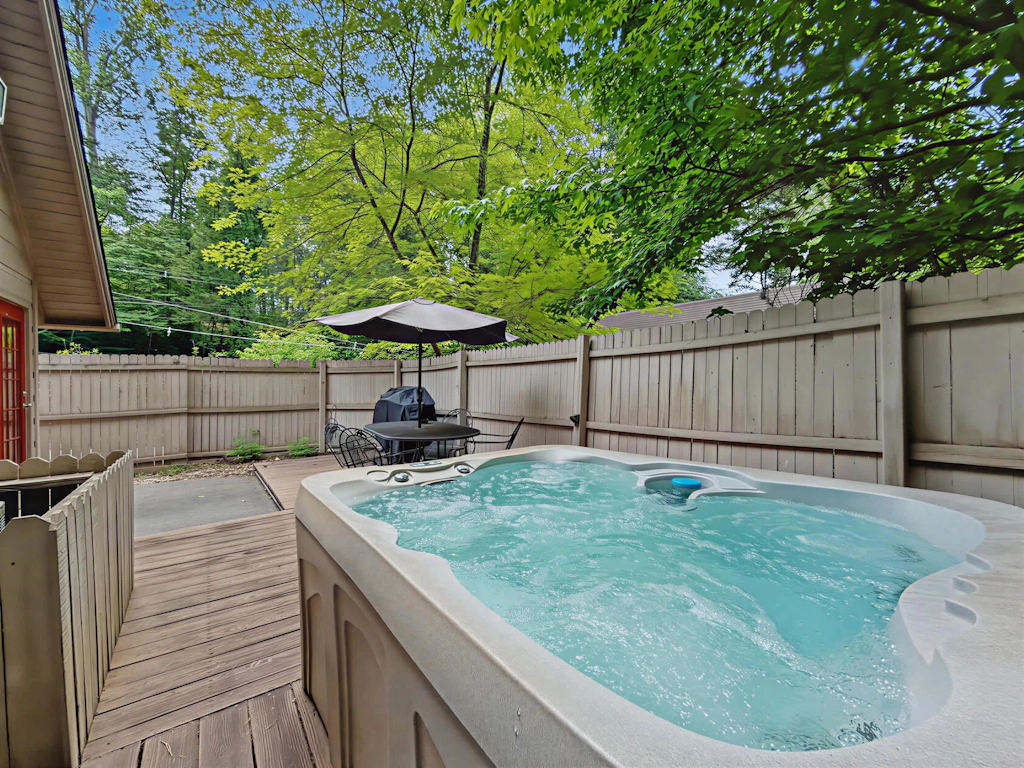 Near Dollywood Cabin Escape・Deck・Private Hot Tub