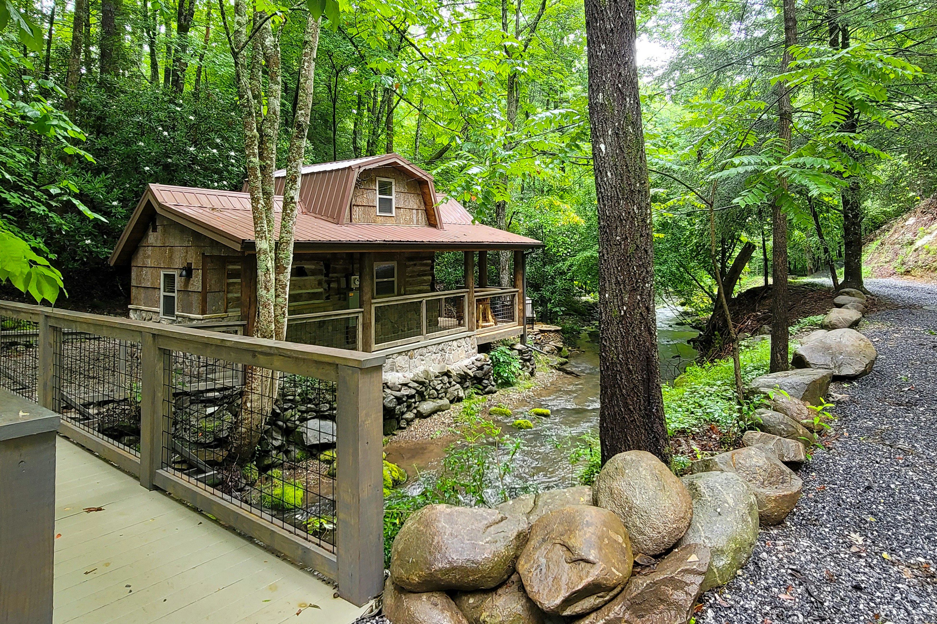 Creekside Cabin W Firepit, Sleeps 2・Tranquil Views
