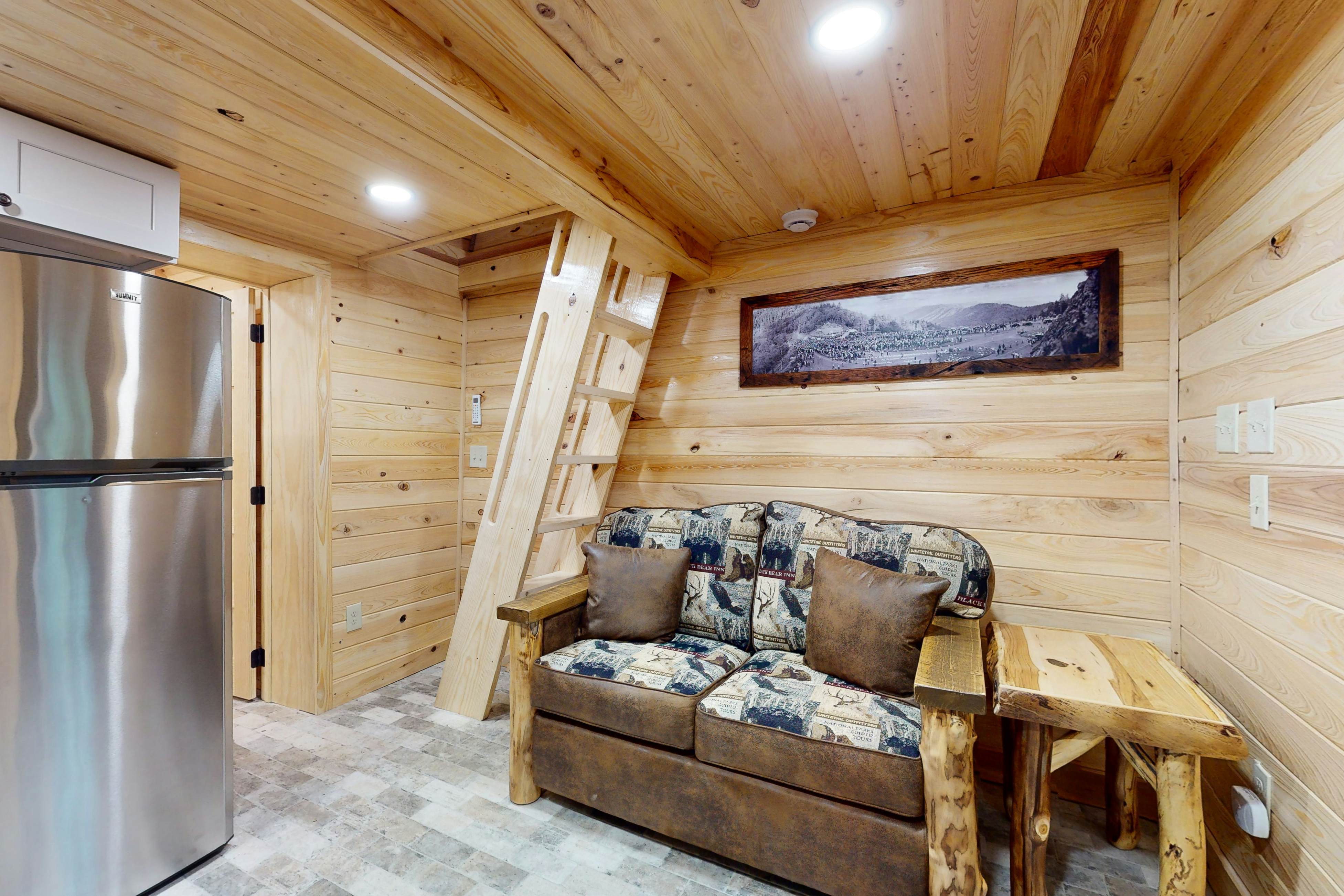 Creekside Cabin W Firepit, Sleeps 2・Tranquil Views