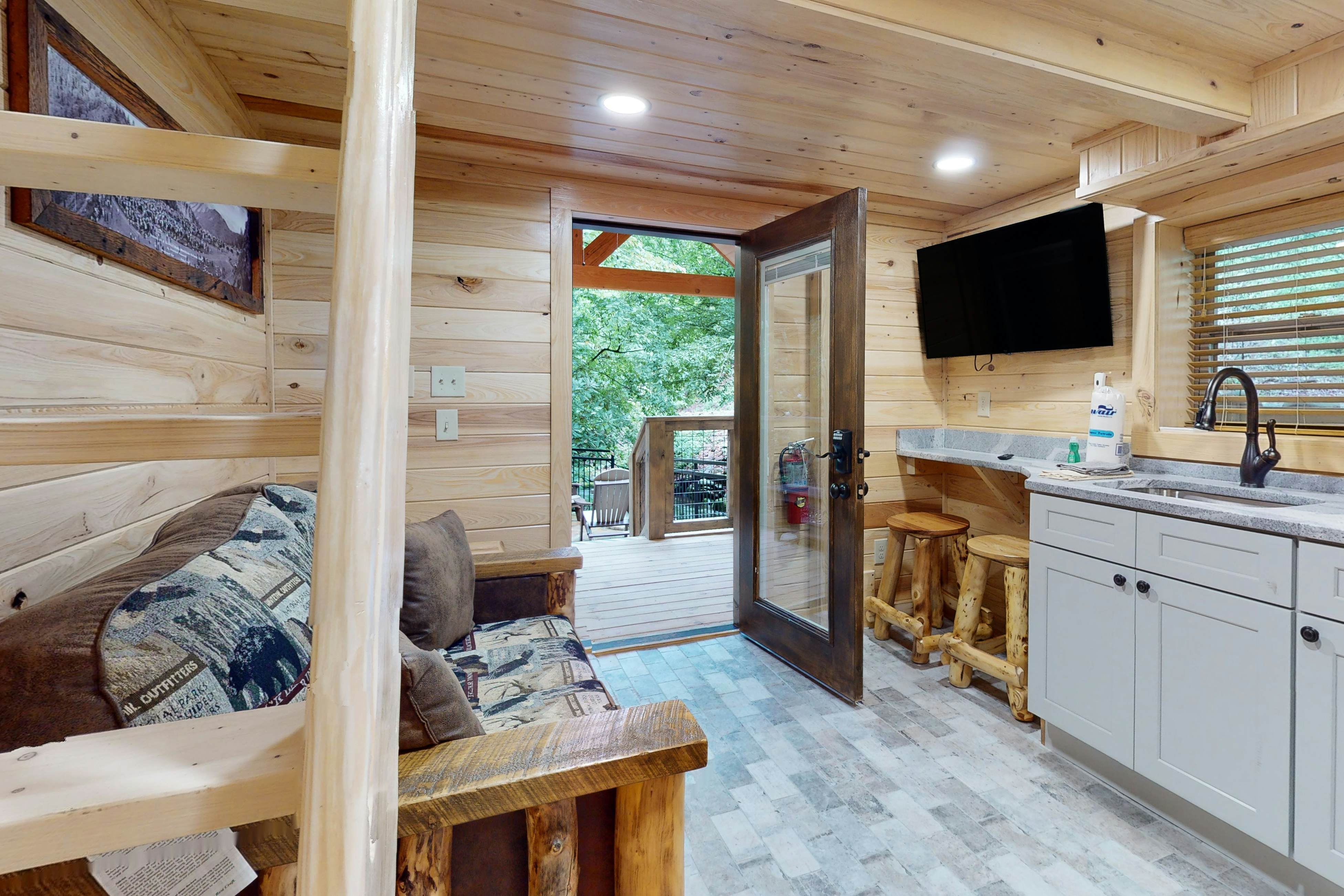 Creekside Cabin W Firepit, Sleeps 2・Tranquil Views