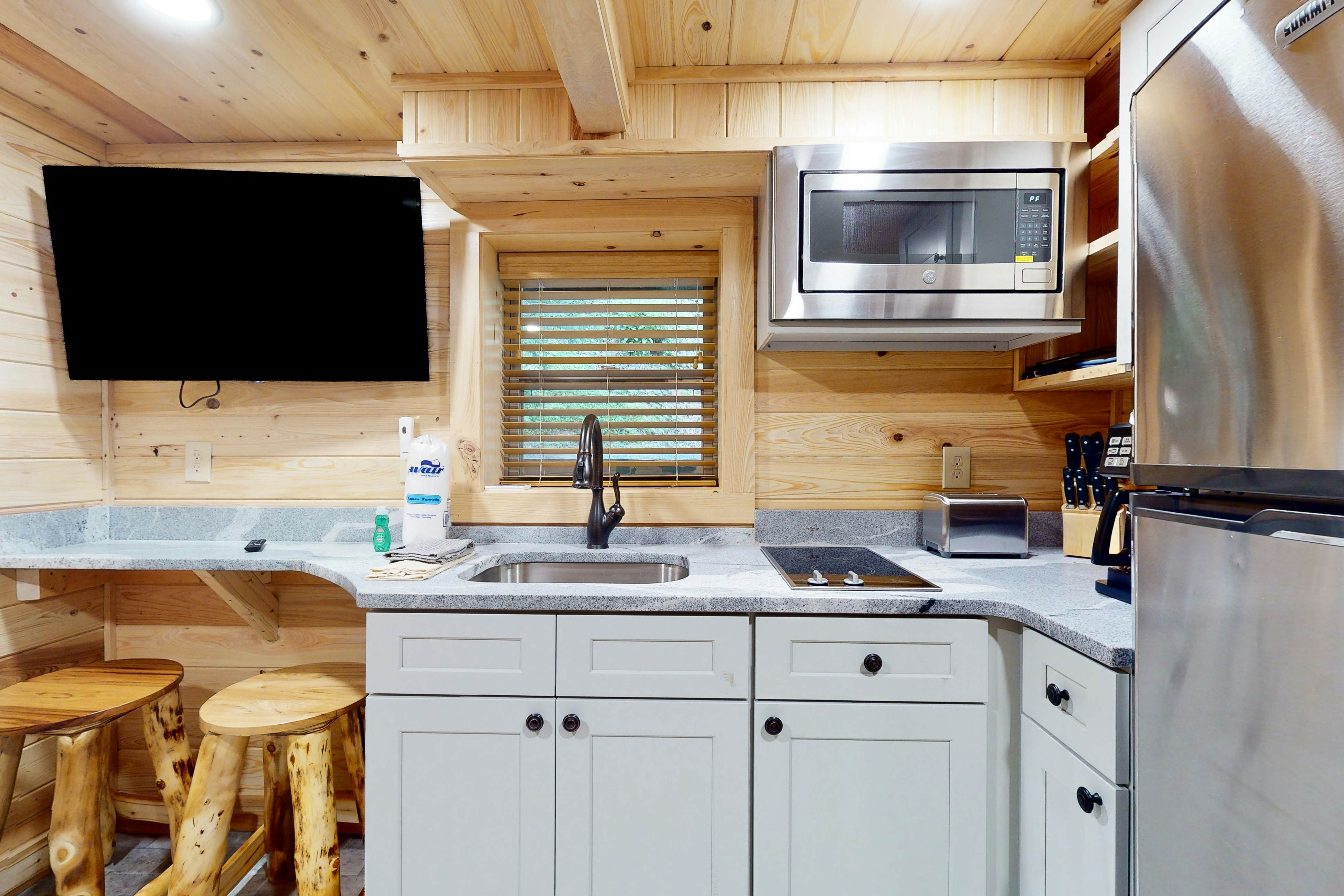 Creekside Cabin W Firepit, Sleeps 2・Tranquil Views