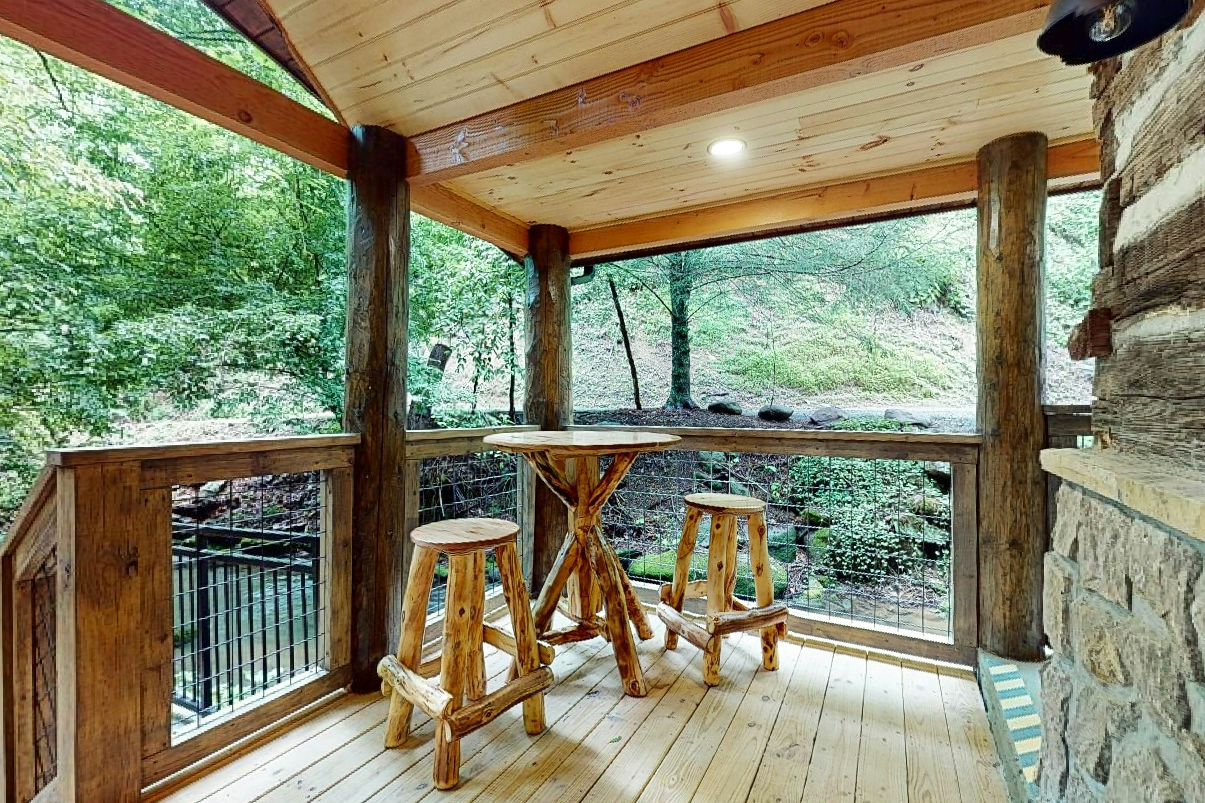 Creekside Cabin W Firepit, Sleeps 2・Tranquil Views