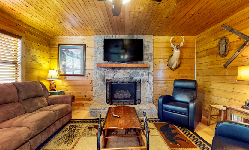 Cozy Wooded Cabin, Game Room, Hot Tub, Large Deck