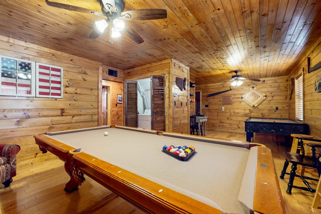 Cozy Wooded Cabin, Game Room, Hot Tub, Large Deck
