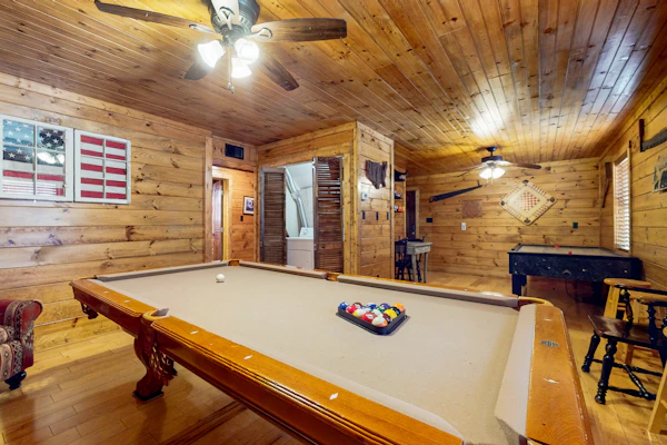 Cozy Wooded Cabin, Game Room, Hot Tub, Large Deck