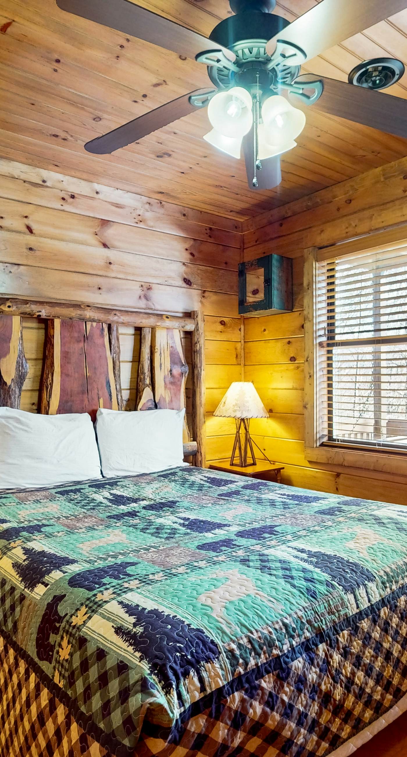 Cozy Wooded Cabin・Game Room・Hot Tub・Large Deck