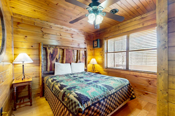 Cozy Wooded Cabin, Game Room, Hot Tub, Large Deck