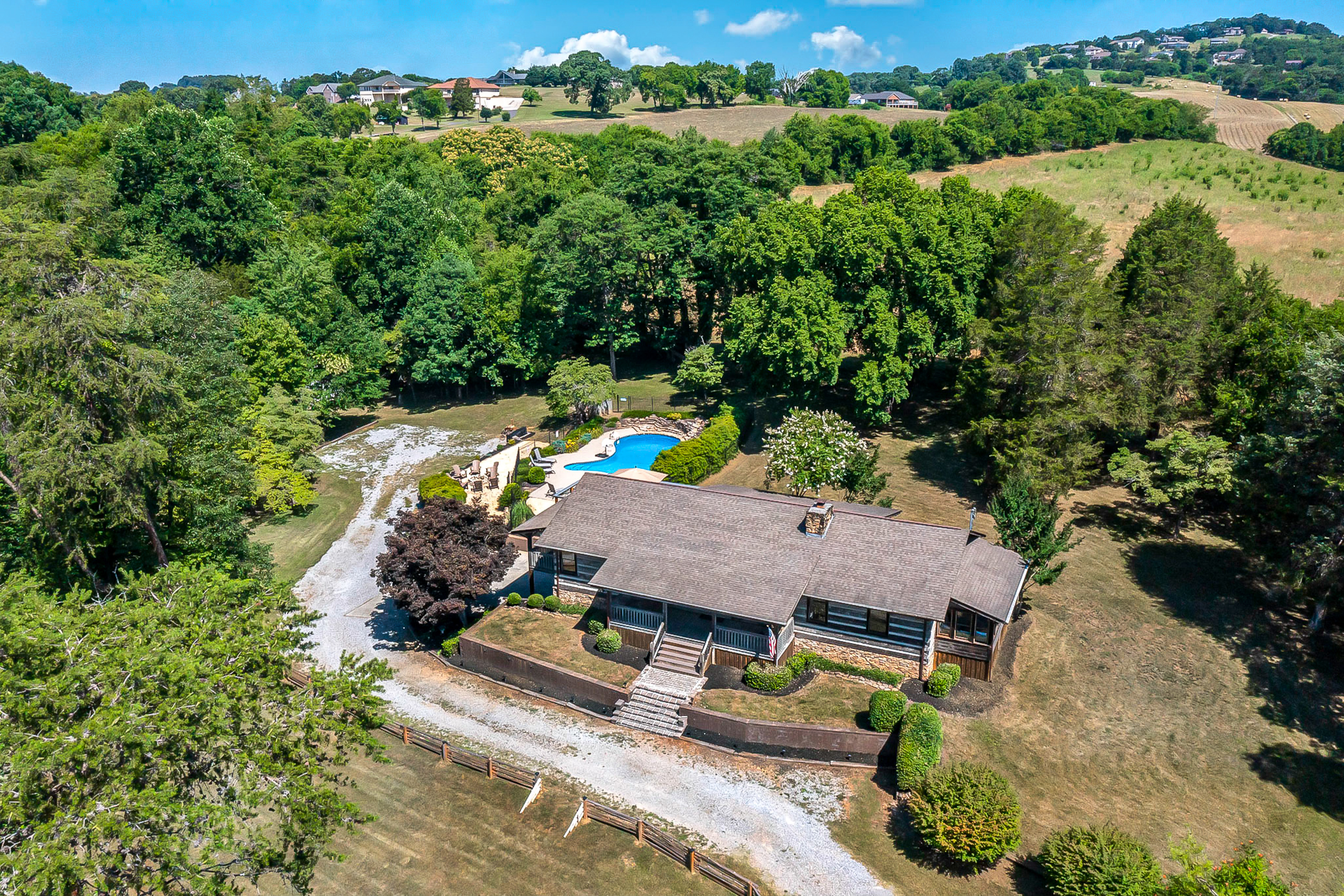 Spacious Serene Cabin, Sleep 14・Pool・Hot Tub・Games