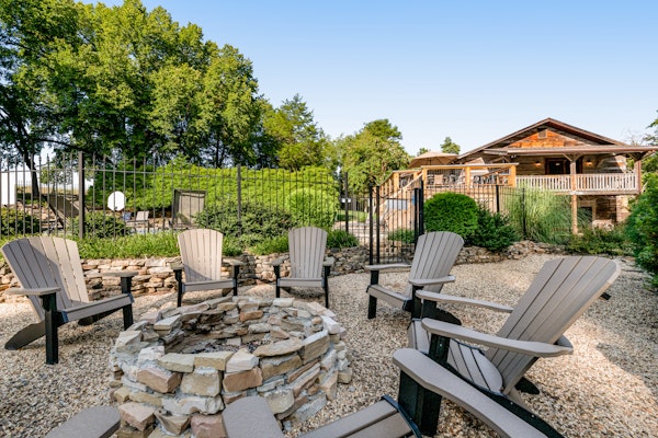 Spacious Serene Cabin, Sleep 14・Pool・Hot Tub・Games