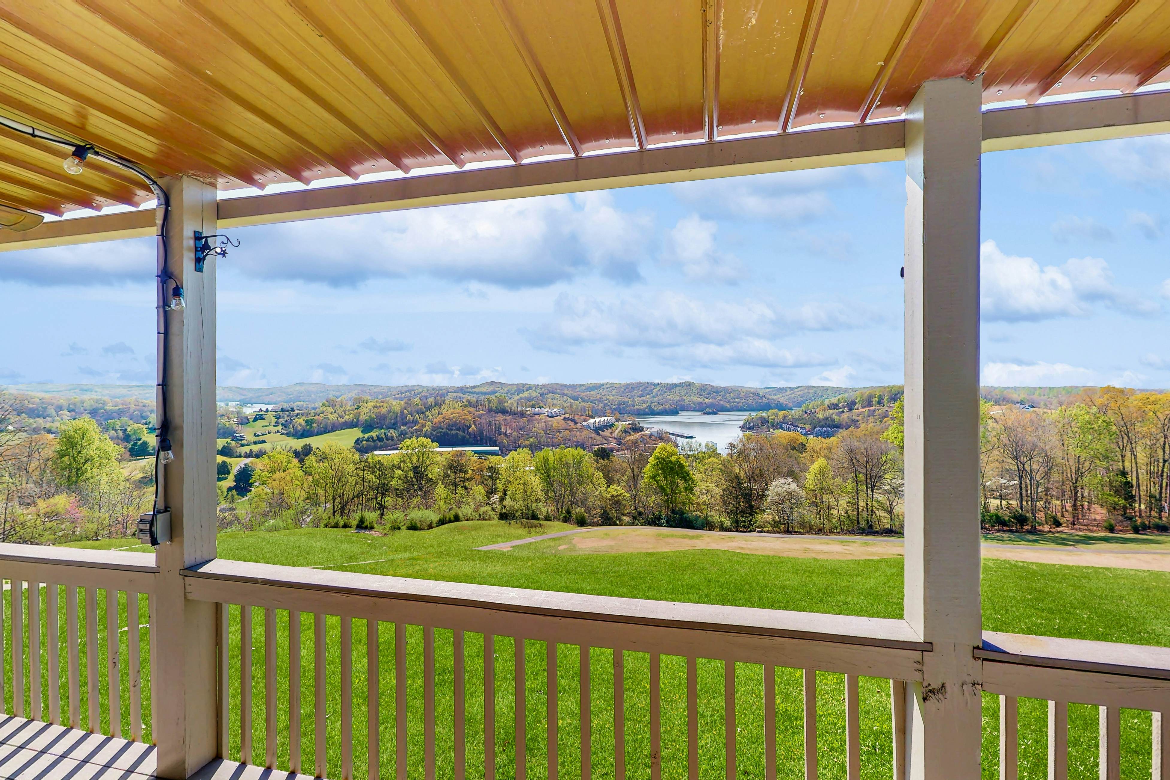 Homey Lakeview Condo W/ Pool &. Tennis Ct Access