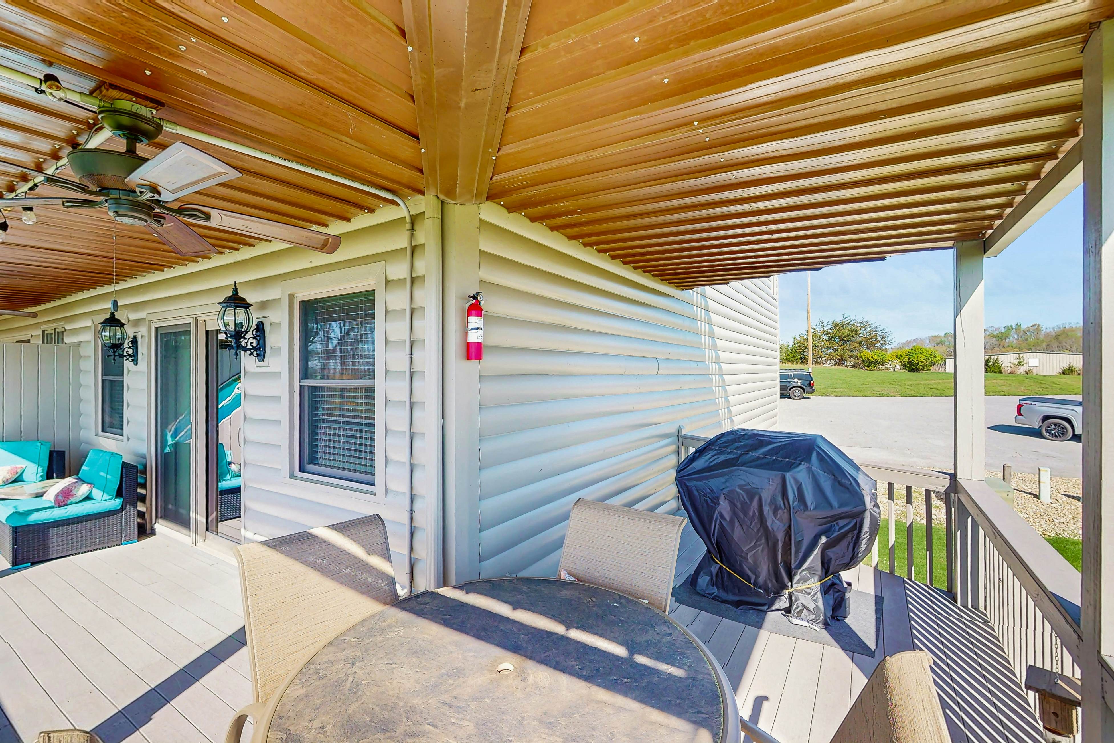 Homey Lakeview Condo W/ Pool &. Tennis Ct Access