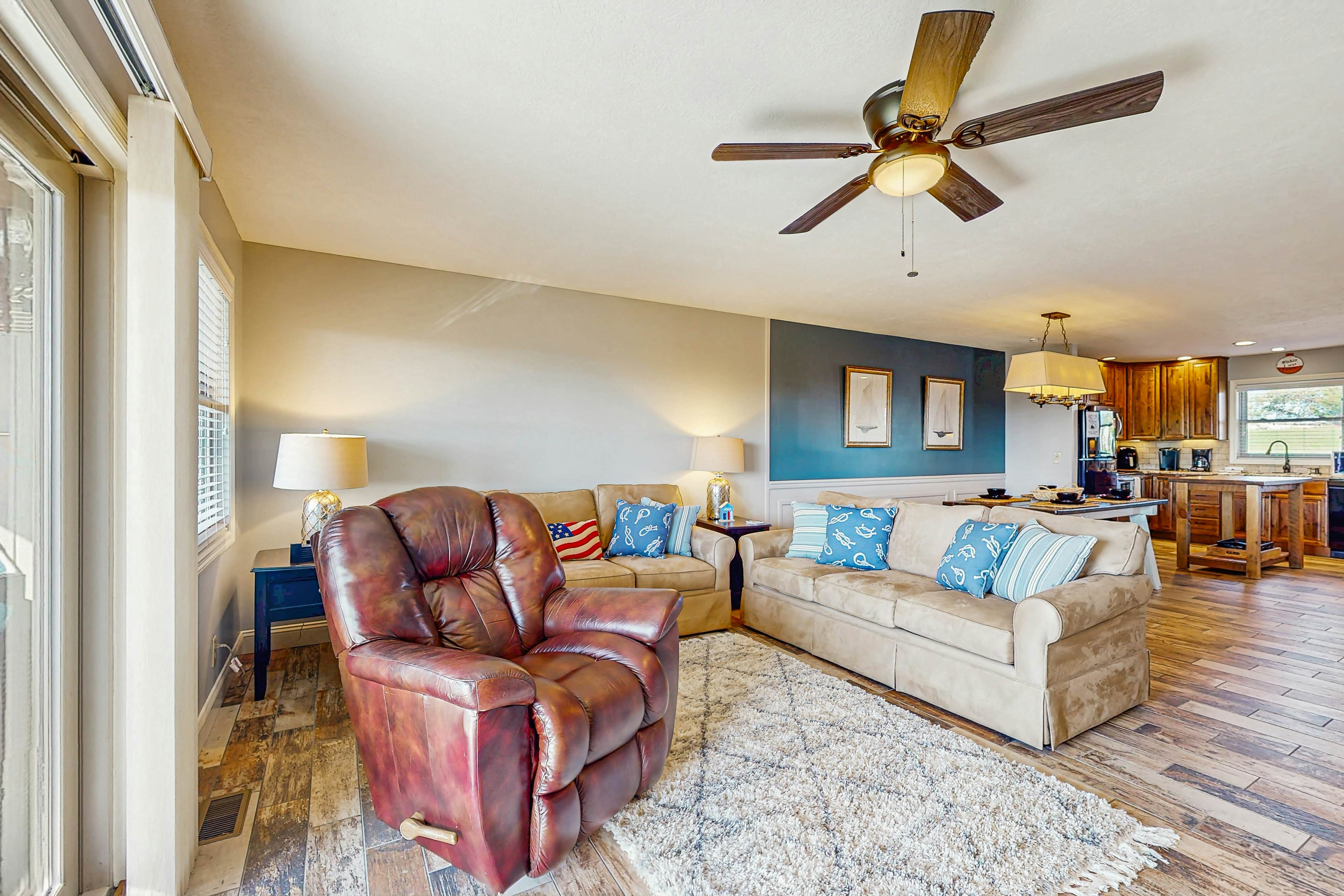 Homey Lakeview Condo W/ Pool &. Tennis Ct Access