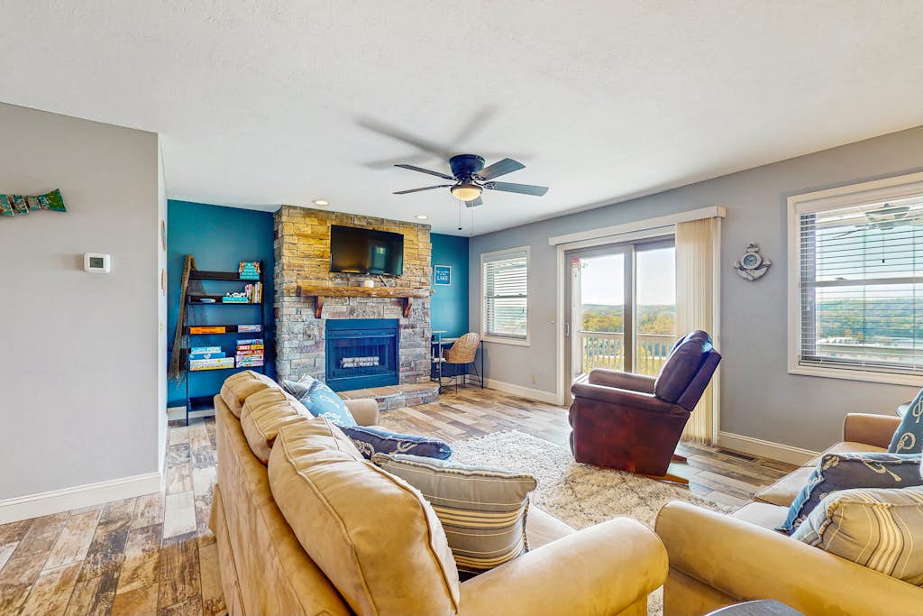 Homey Lakeview Condo, Sleeps 10, Pool-Tennis Access