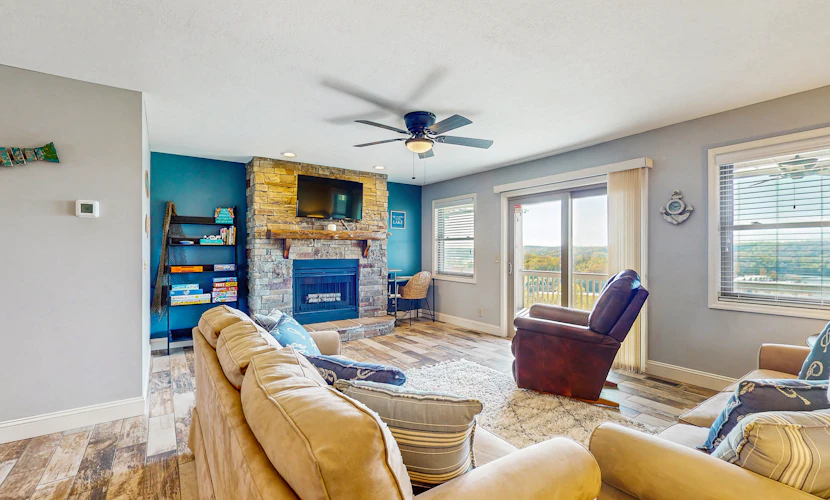 Homey Lakeview Condo, Sleeps 10, Pool-Tennis Access