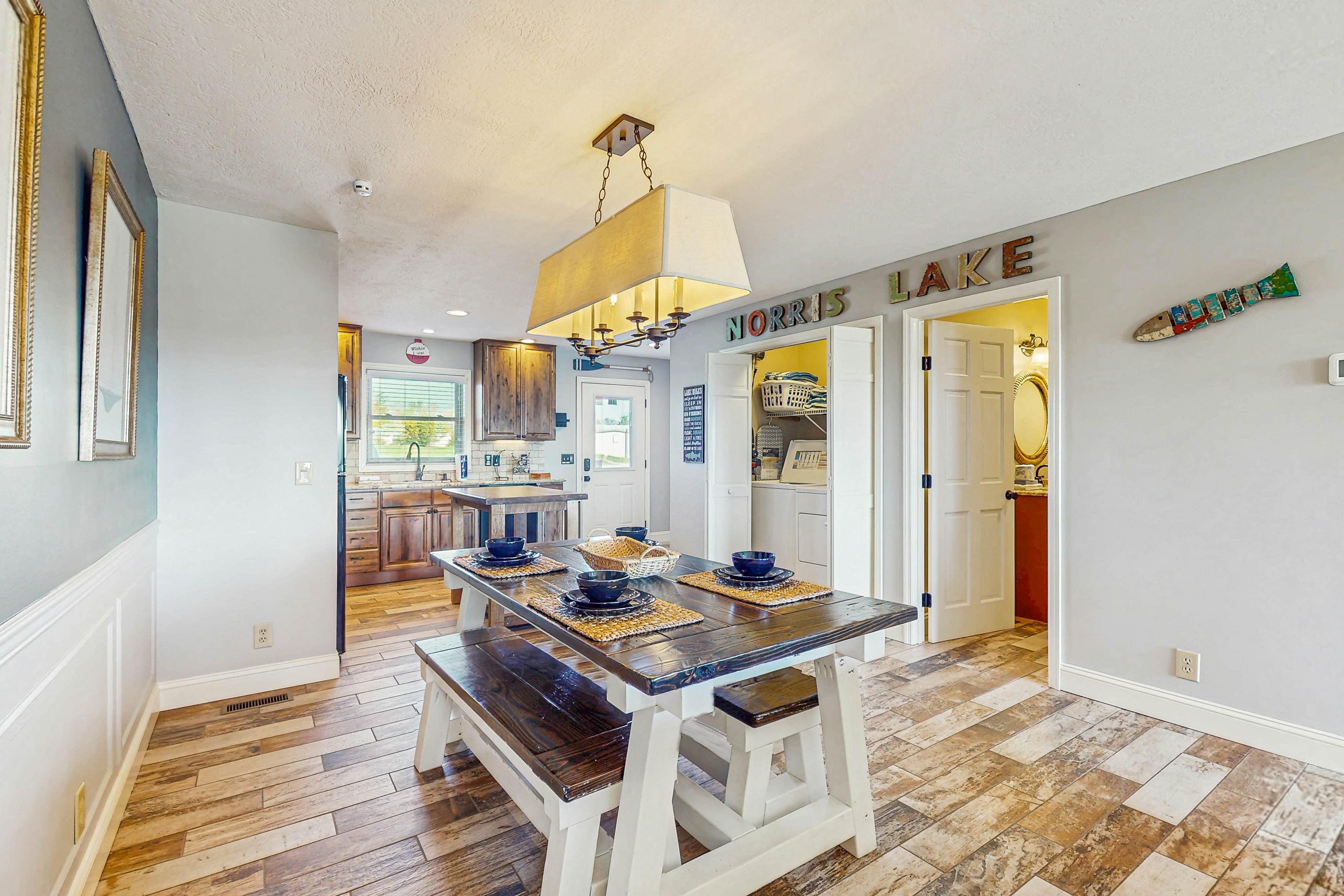 Homey Lakeview Condo W/ Pool &. Tennis Ct Access