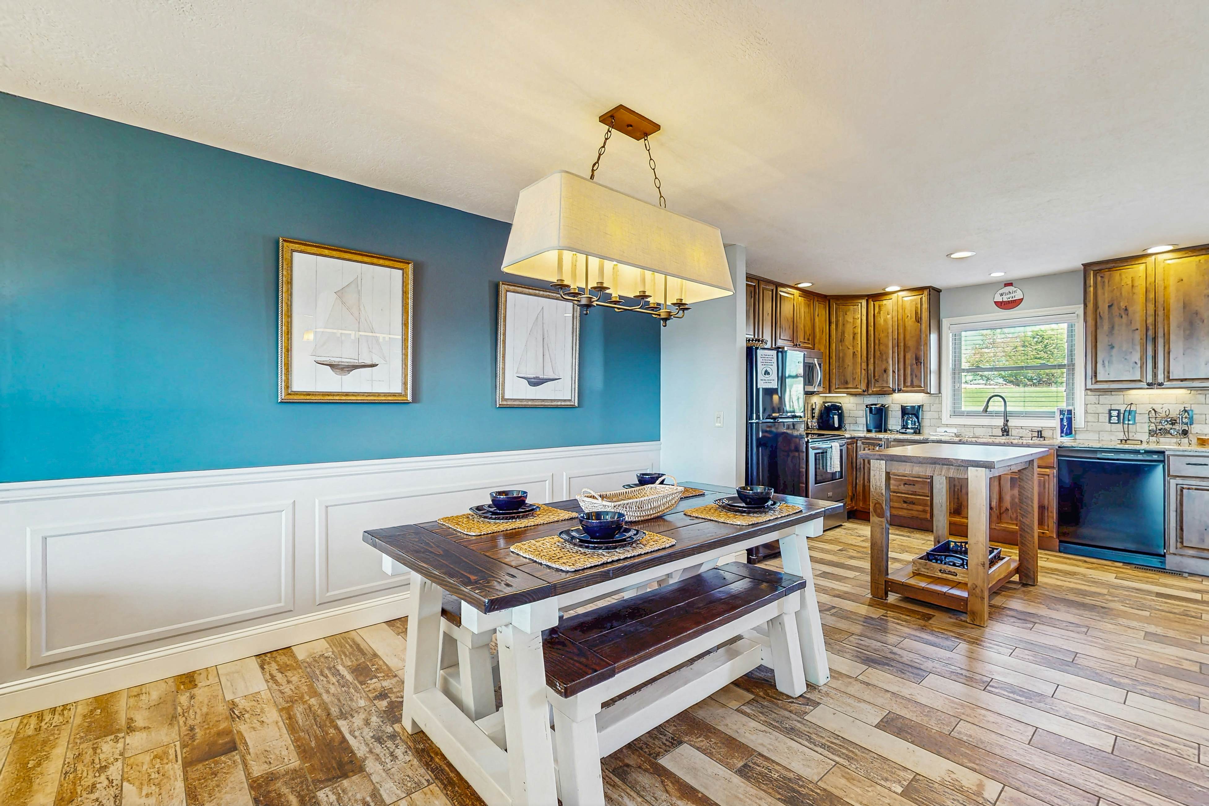 Homey Lakeview Condo W/ Pool &. Tennis Ct Access