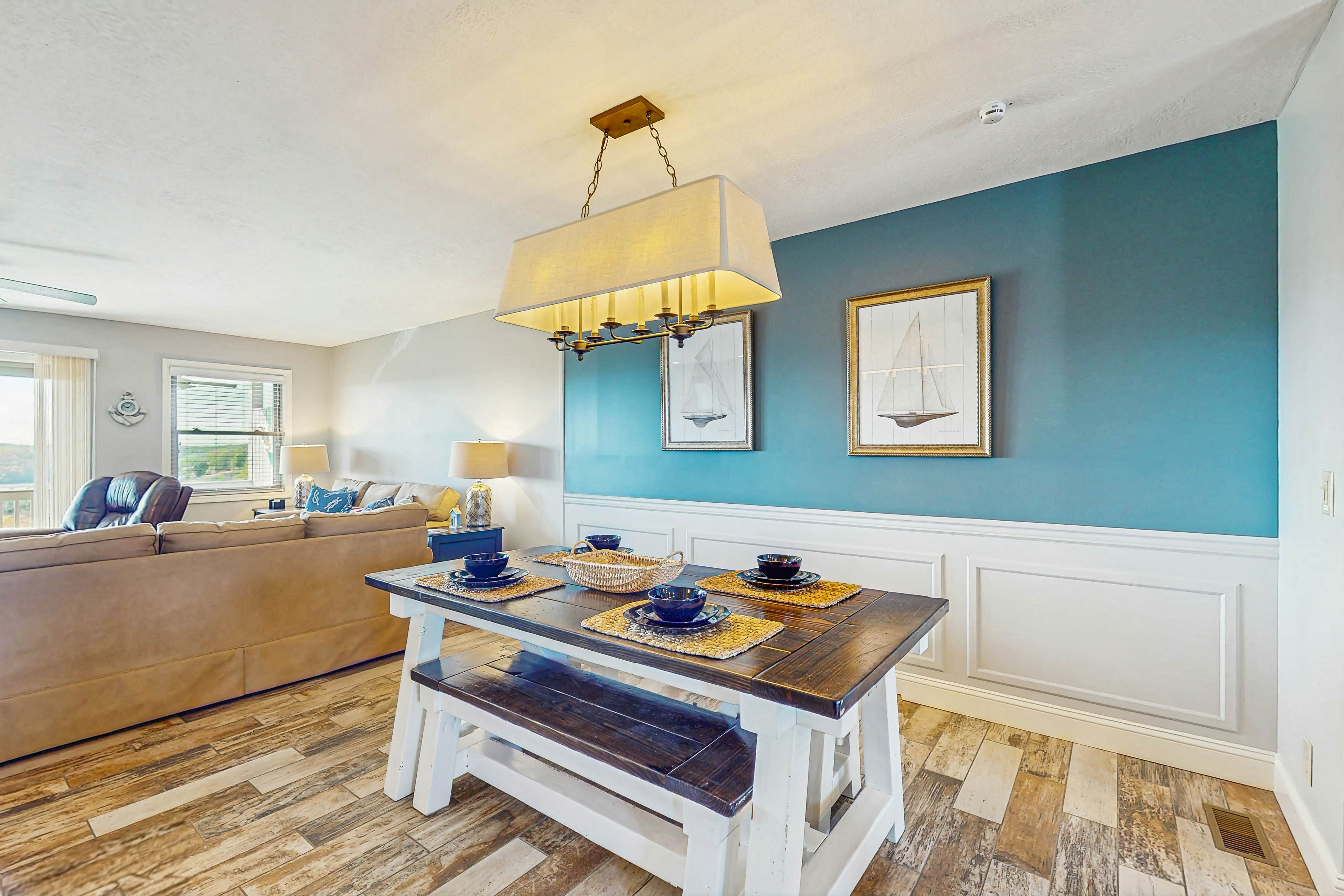 Homey Lakeview Condo W/ Pool &. Tennis Ct Access