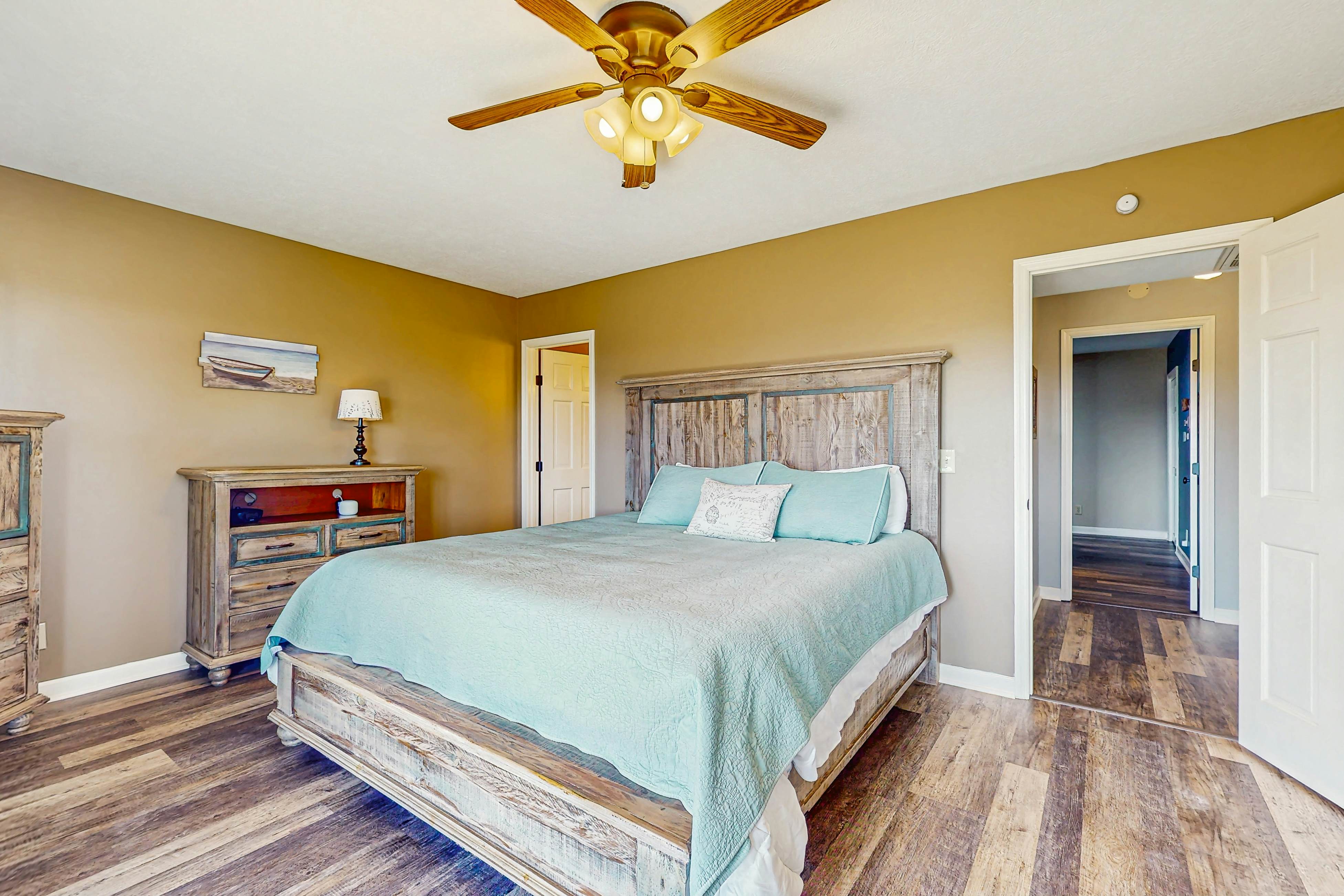 Homey Lakeview Condo W/ Pool &. Tennis Ct Access