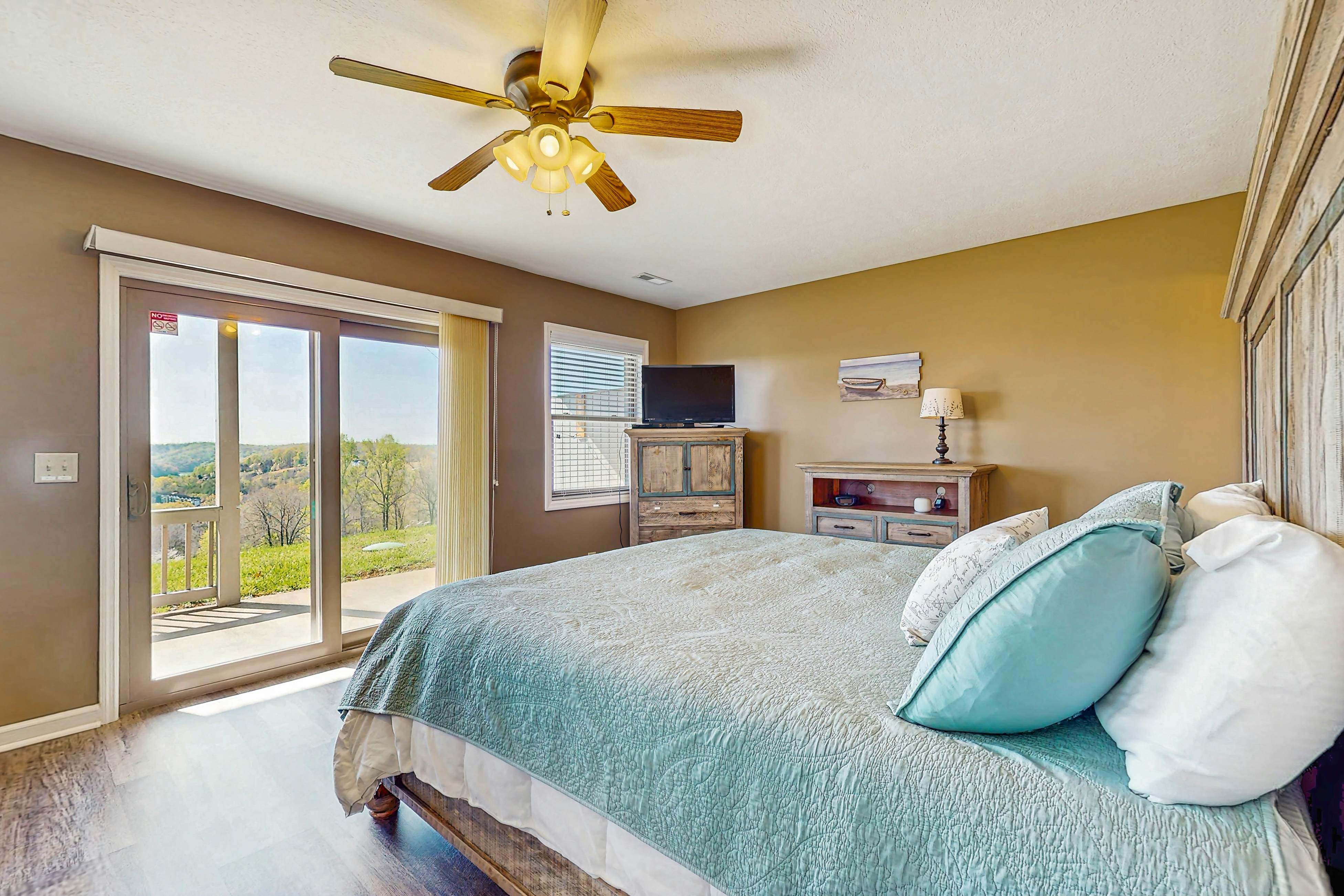 Homey Lakeview Condo W/ Pool &. Tennis Ct Access