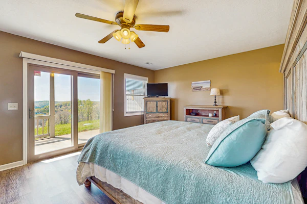 Homey Lakeview Condo, Sleeps 10, Pool-Tennis Access