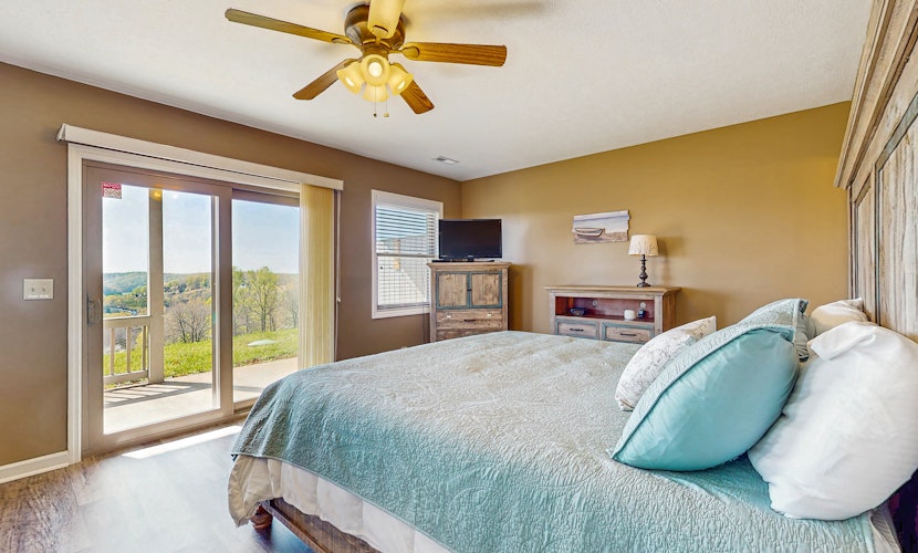 Homey Lakeview Condo, Sleeps 10・Pool/Tennis Access