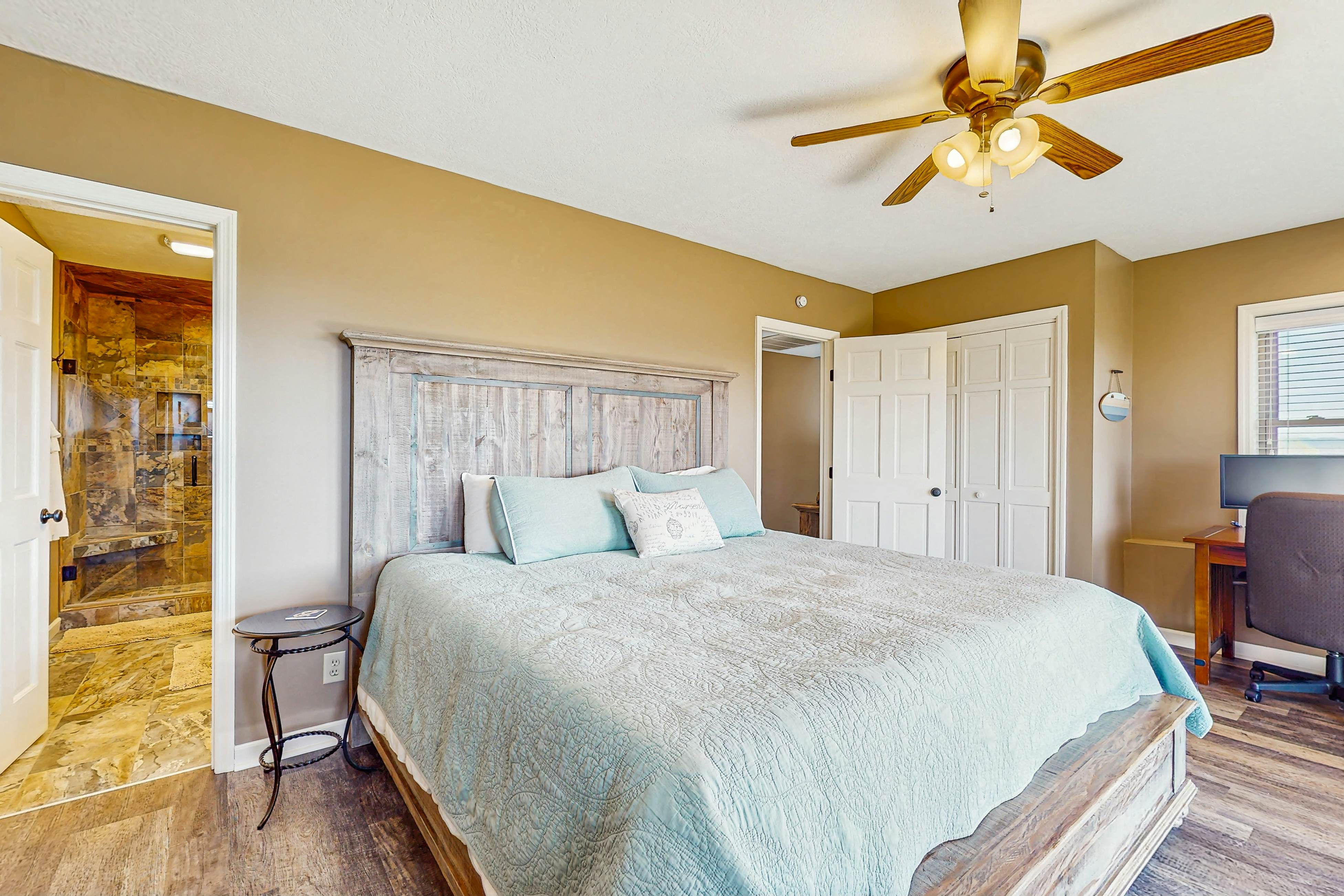 Homey Lakeview Condo W/ Pool &. Tennis Ct Access