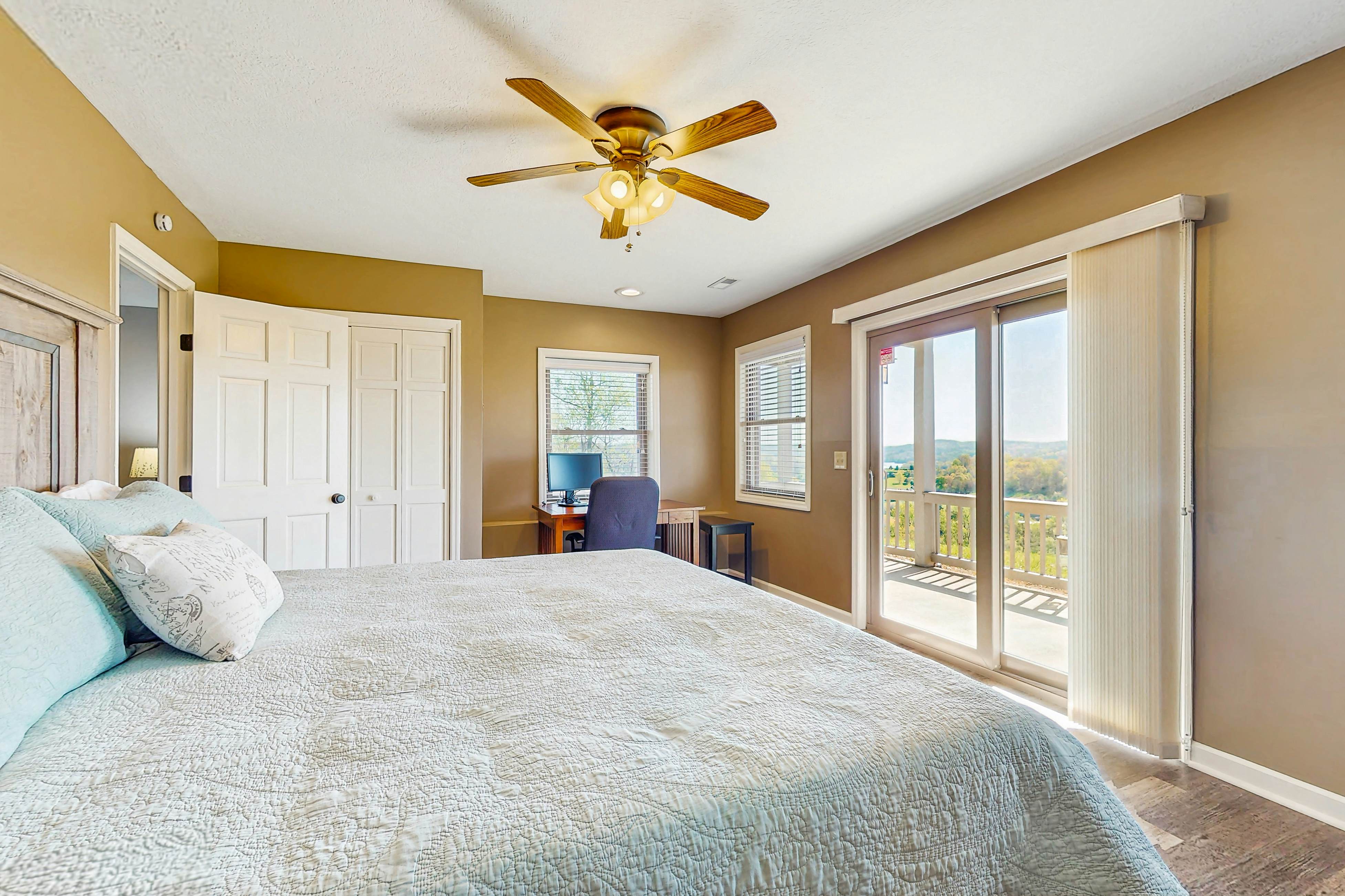 Homey Lakeview Condo W/ Pool &. Tennis Ct Access