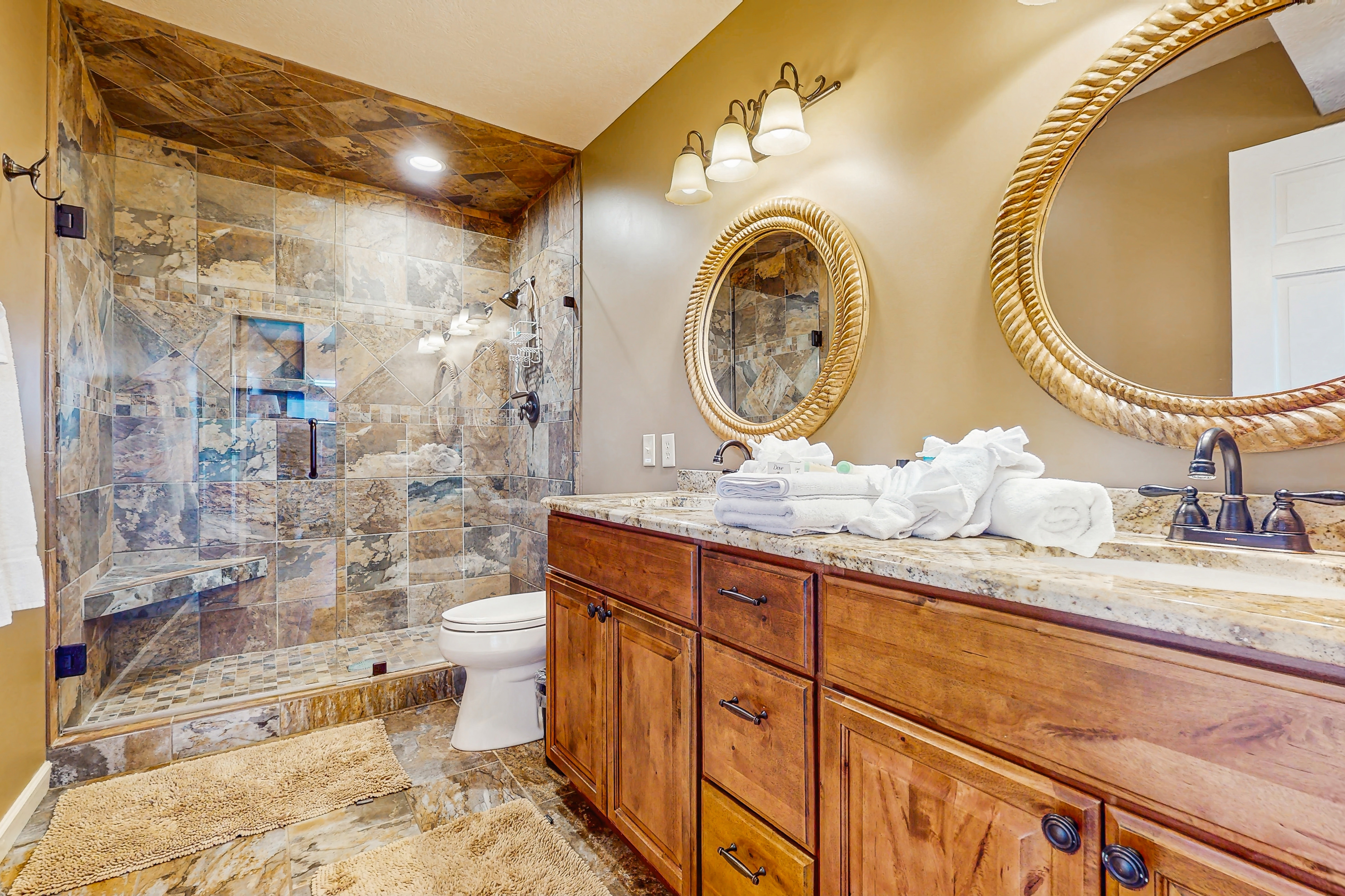 Homey Lakeview Condo, Sleeps 10・Pool/Tennis Access